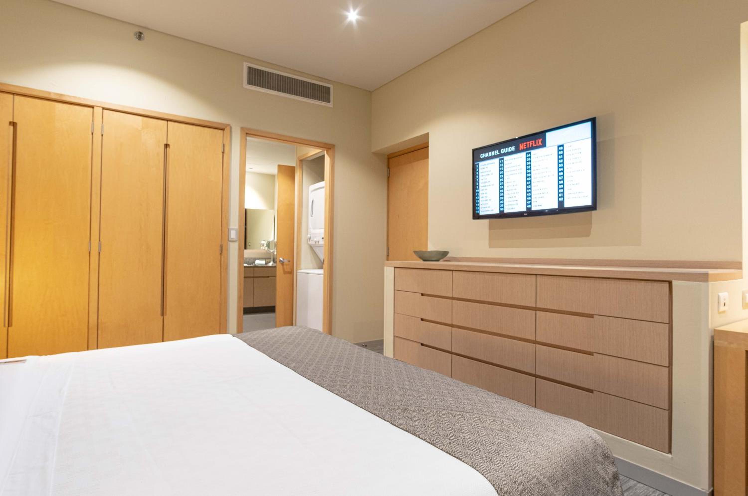 Executive Suite - Photo 8