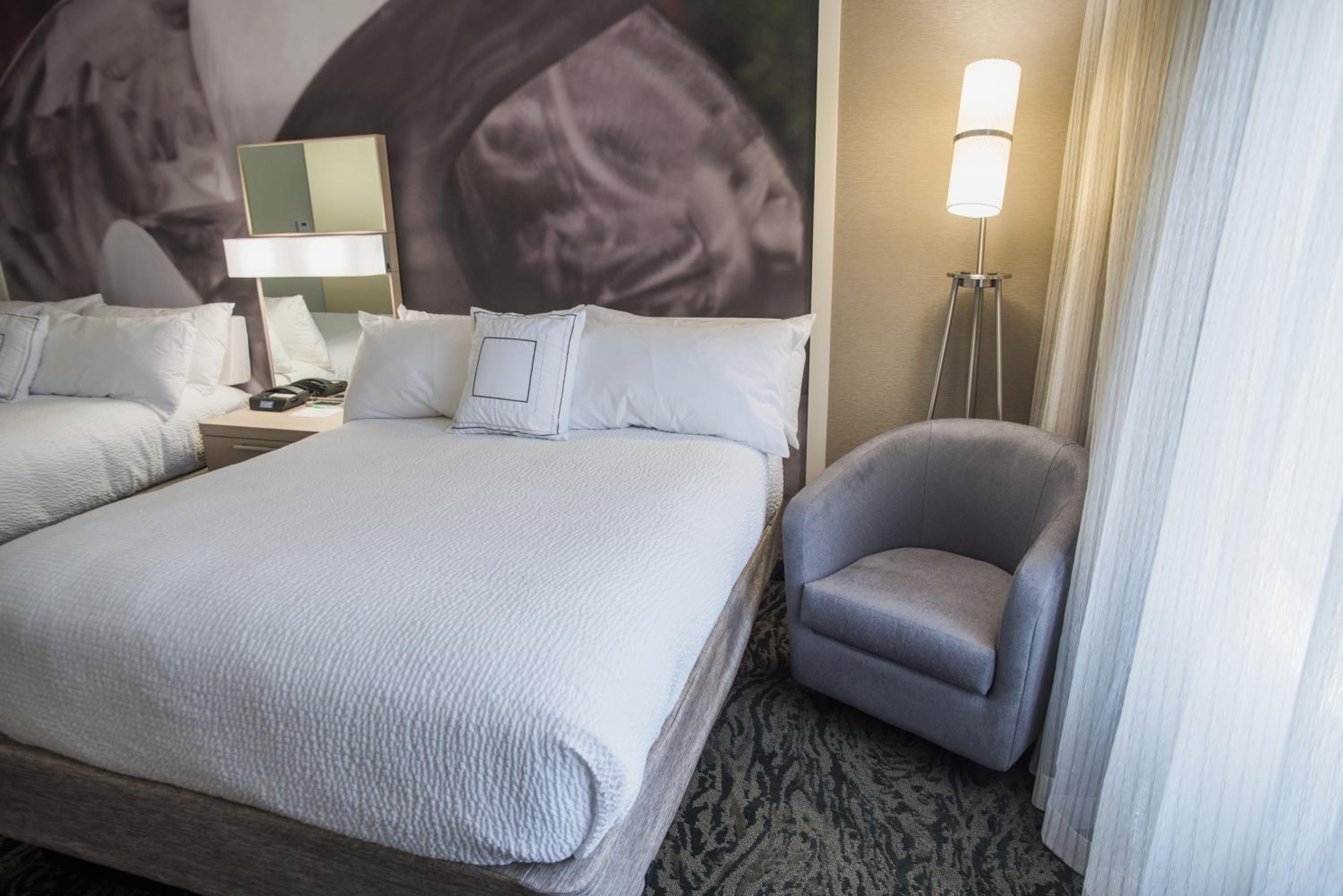 Queen Room with Two Queen Beds - Photo 2