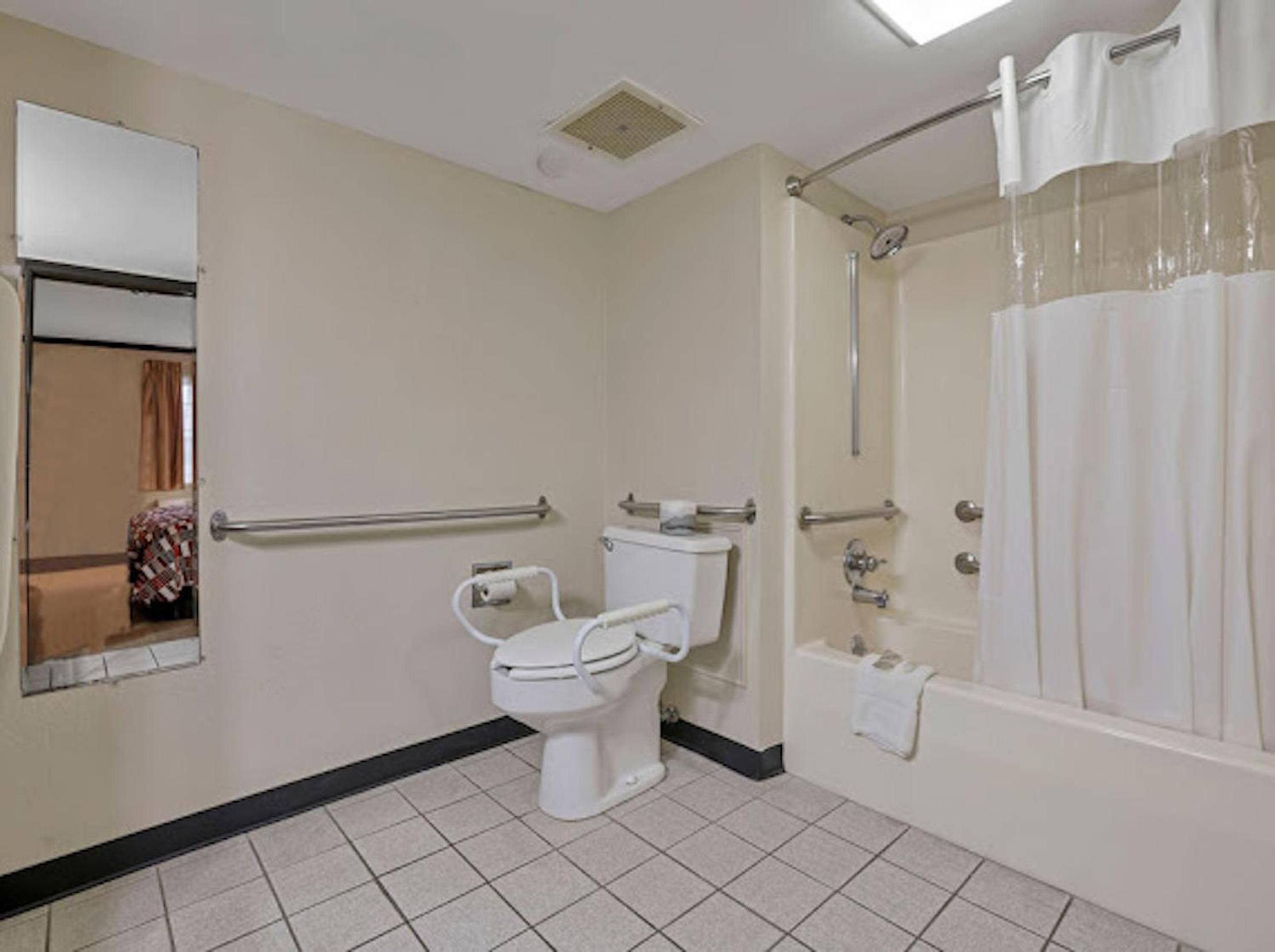 Superior King Room Disability Access Non-Smoking photo 2
