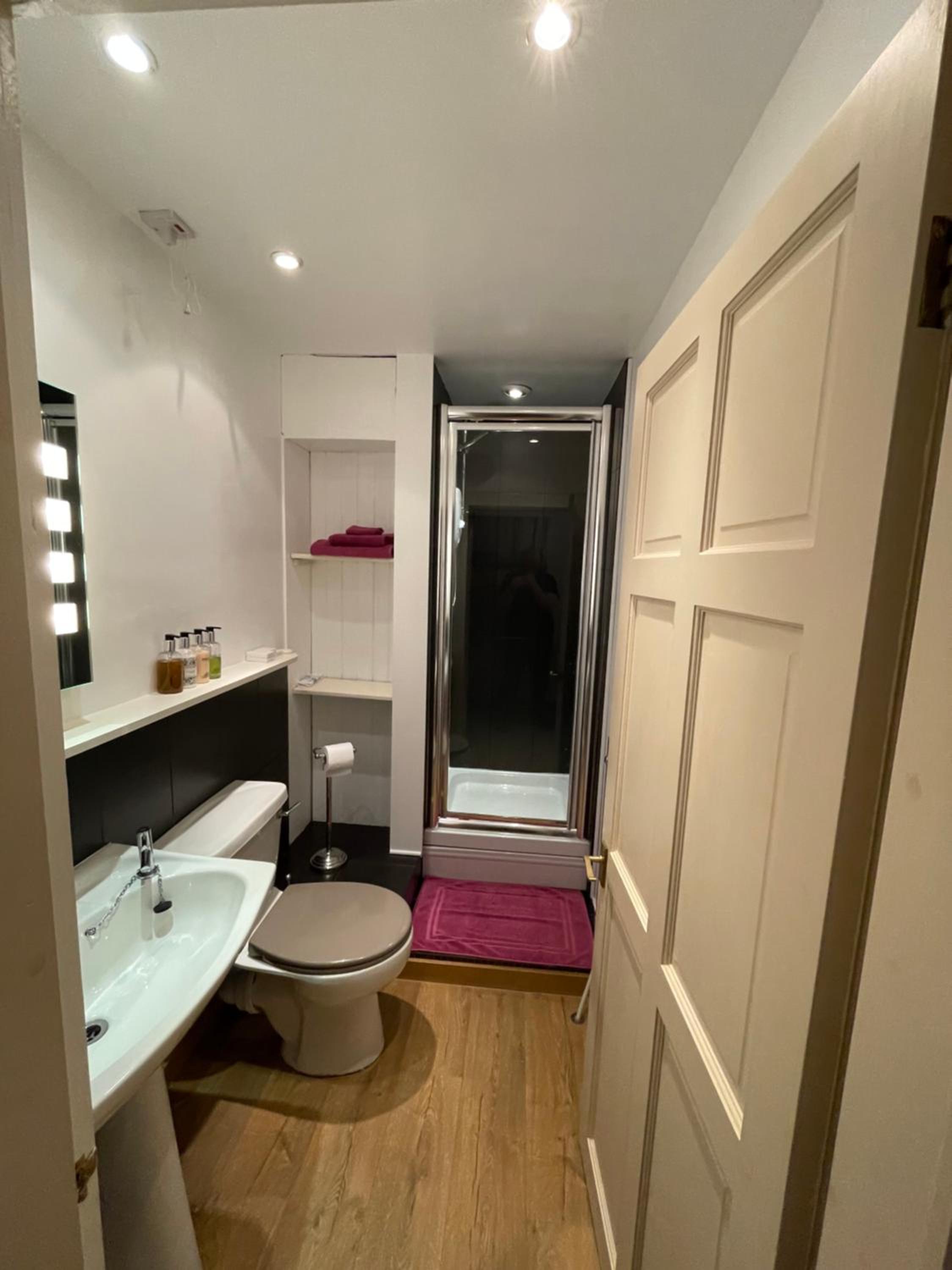 Twin Room with Private Bathroom photo 3