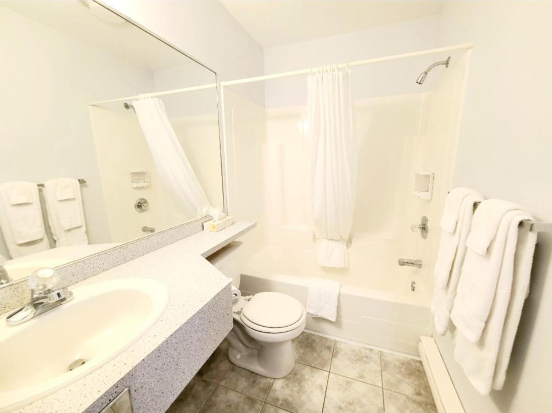 Deluxe Queen Room with Two Queen Beds - Photo 7