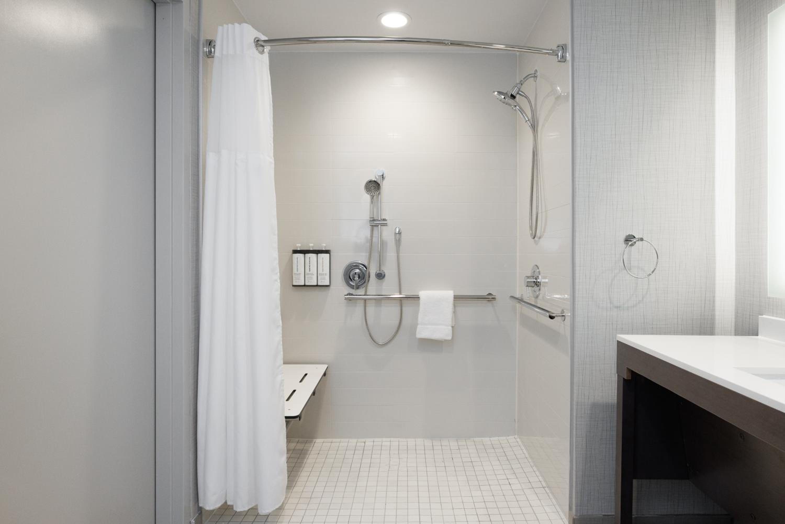 King Suite with Sofa Bed and Roll-In Shower - Disability Access - Photo 7