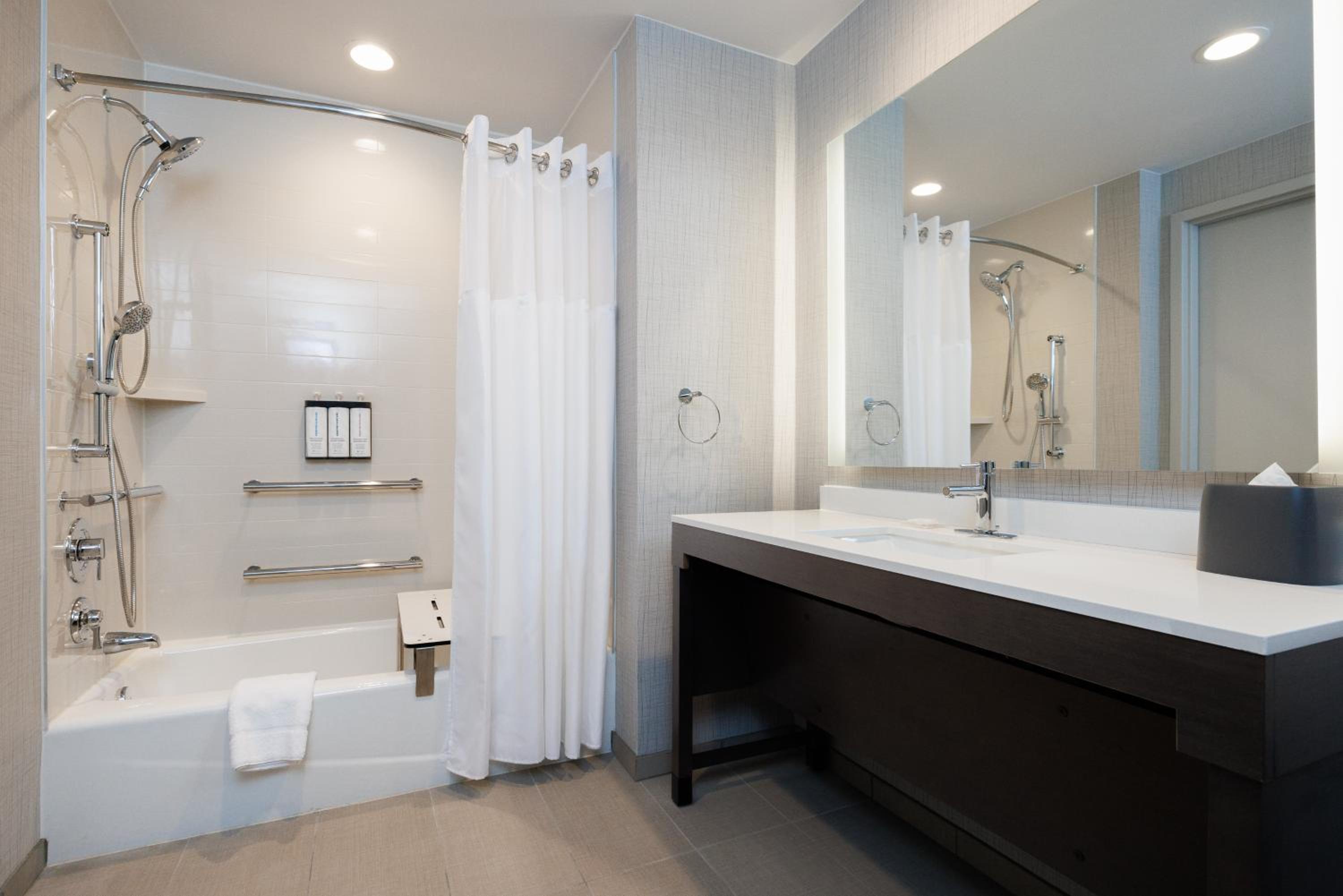 Queen Room with Two Queen Beds with Sofa Bed and Tub - Disability Access - Photo 5