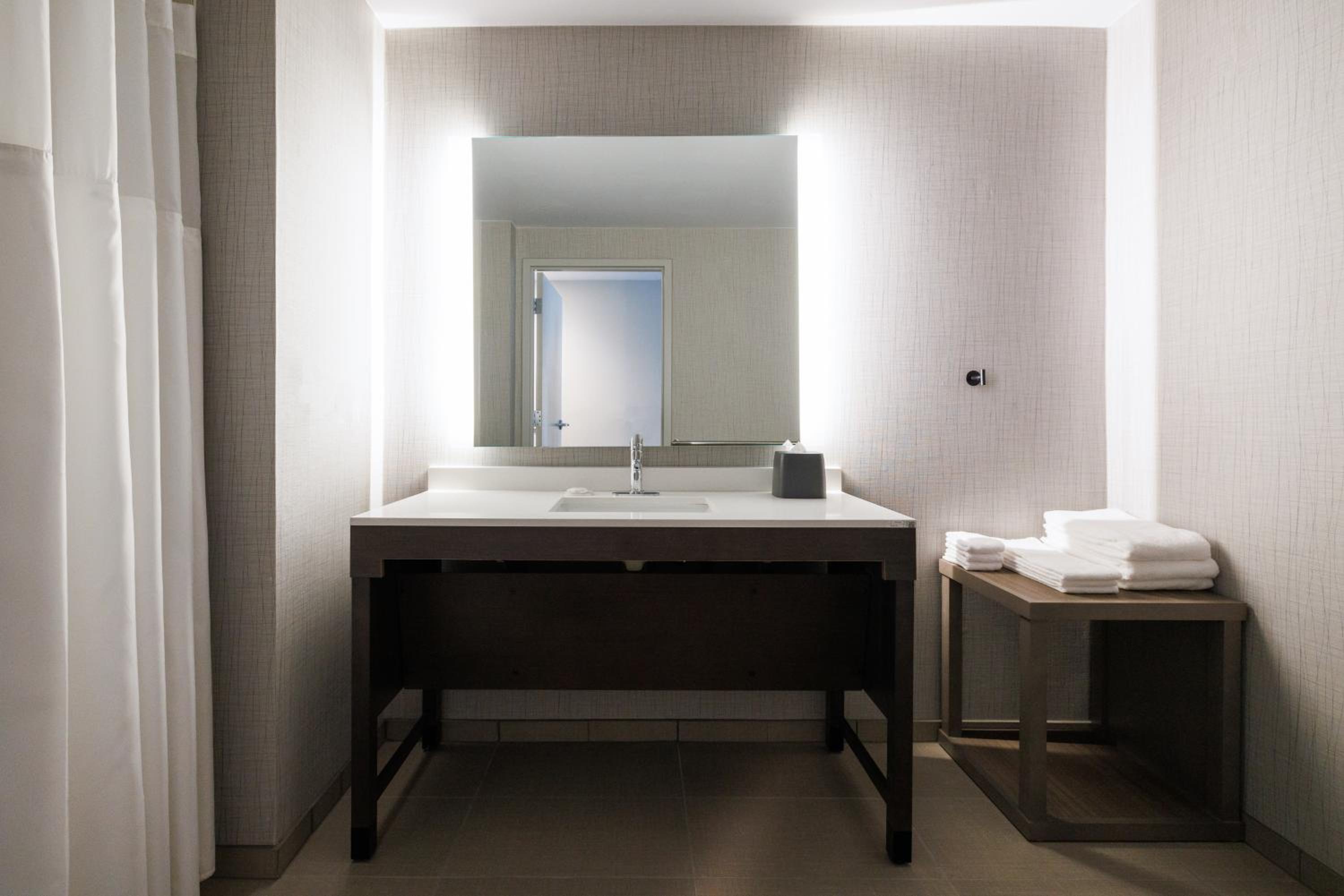 Queen Room with Two Queen Beds with Sofa Bed and Tub - Disability Access - Photo 4