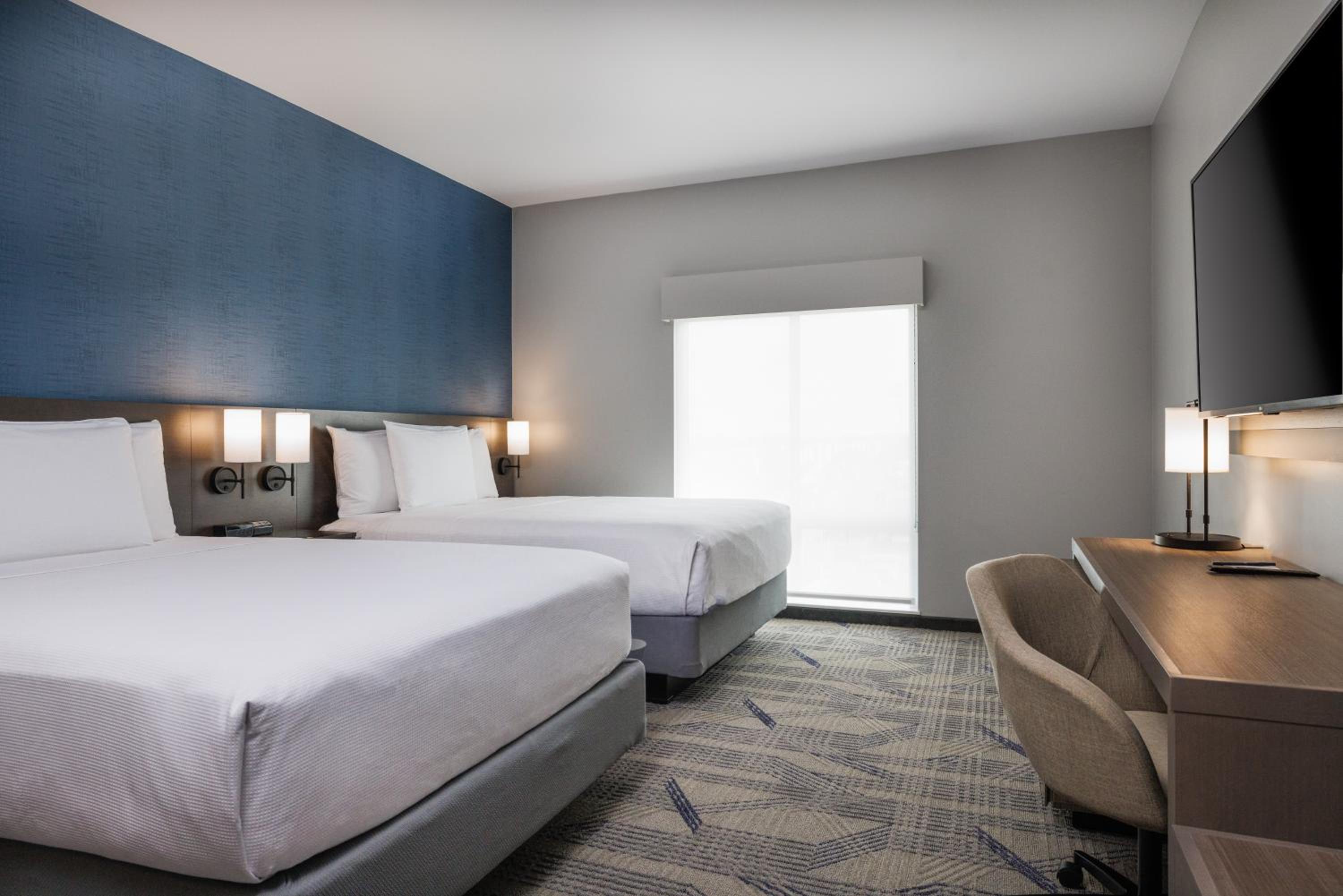 Queen Room with Two Queen Beds with Sofa Bed and Tub - Disability Access - Photo 8