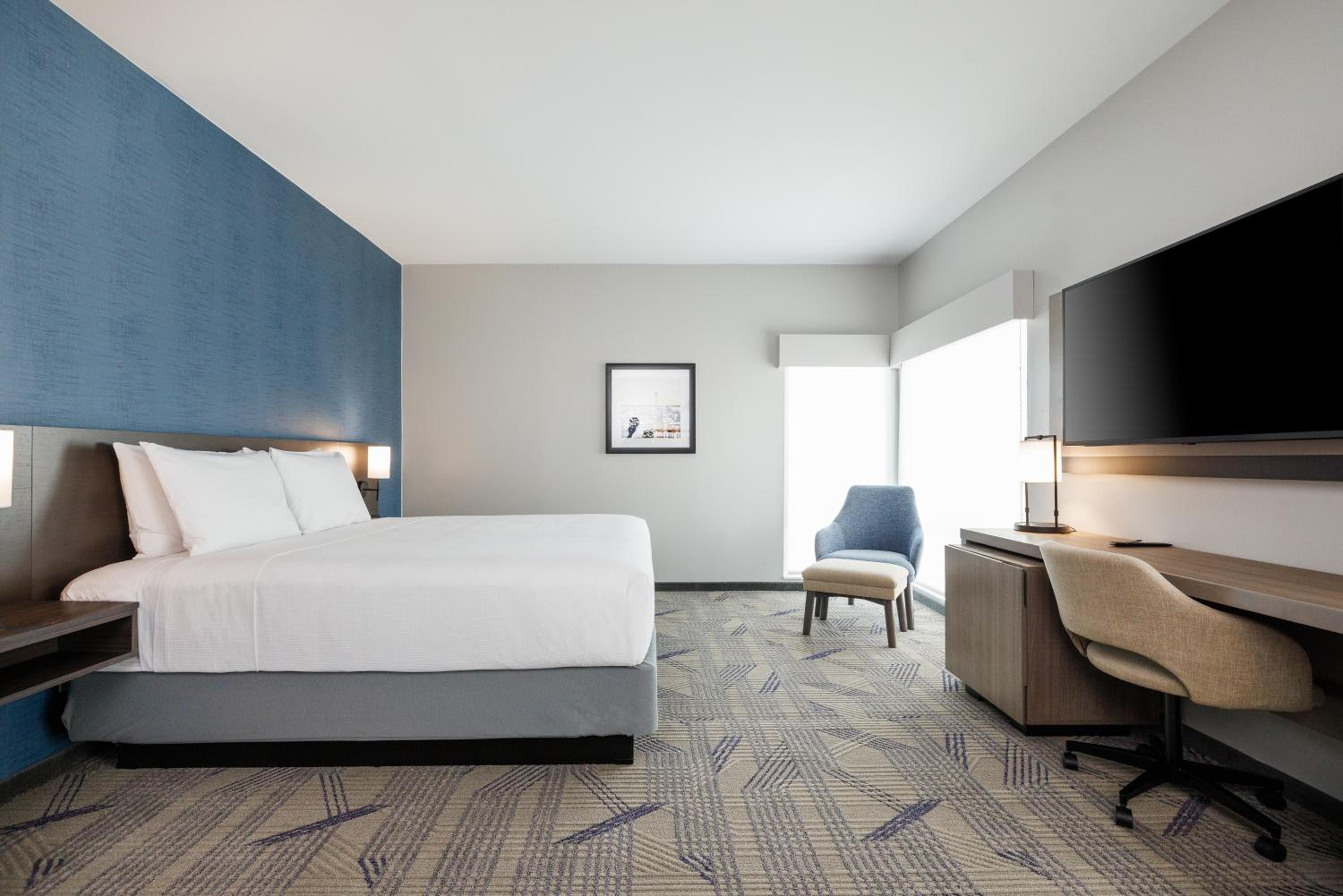 King Suite with Sofa Bed and Roll-In Shower - Disability Access - Photo 9