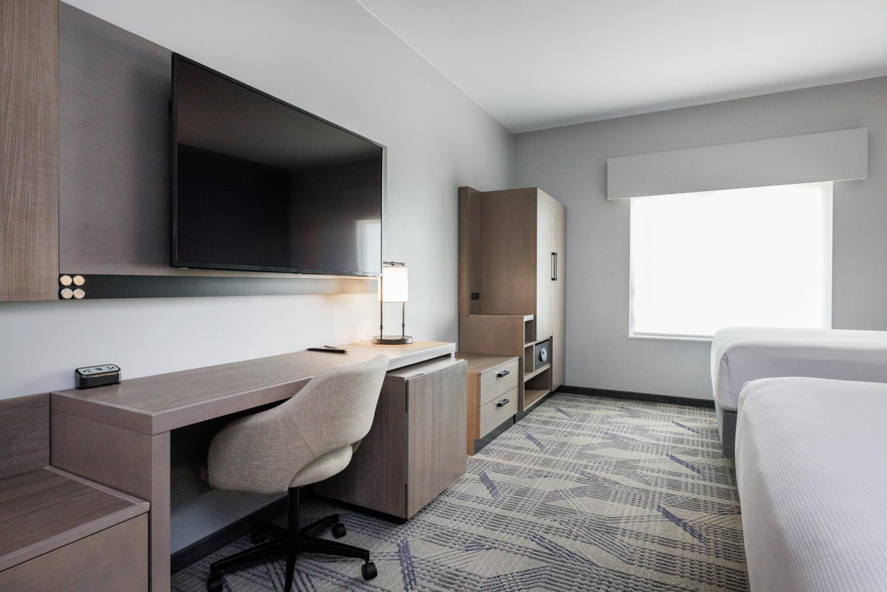 Queen Room with Two Queen Beds with Sofa Bed and Tub - Disability Access - Photo 7