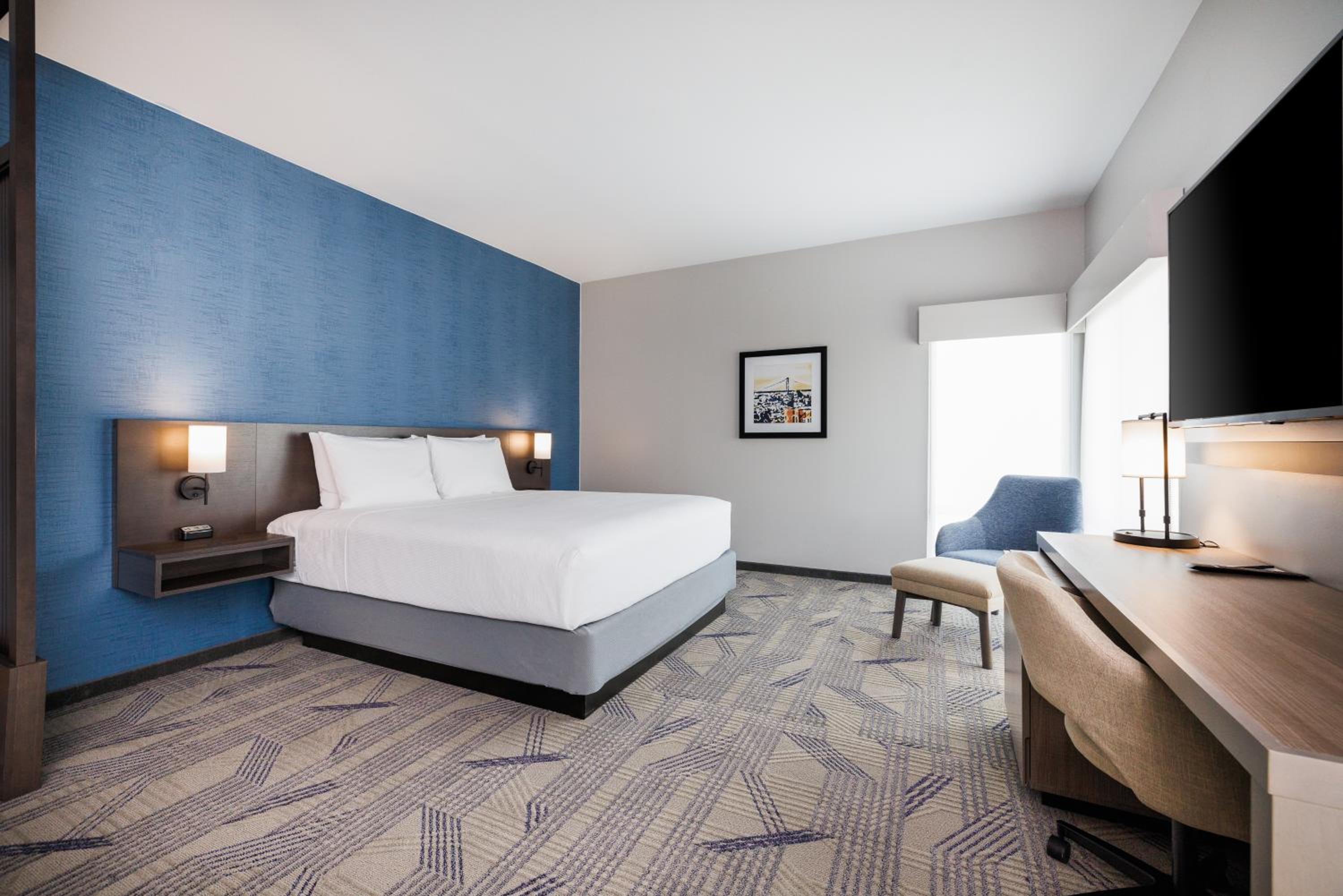King Suite with Sofa Bed and Roll-In Shower - Disability Access - Photo 6