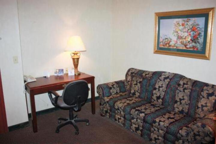 Suite - King Bed Accessible Non Smoking - Photo 1