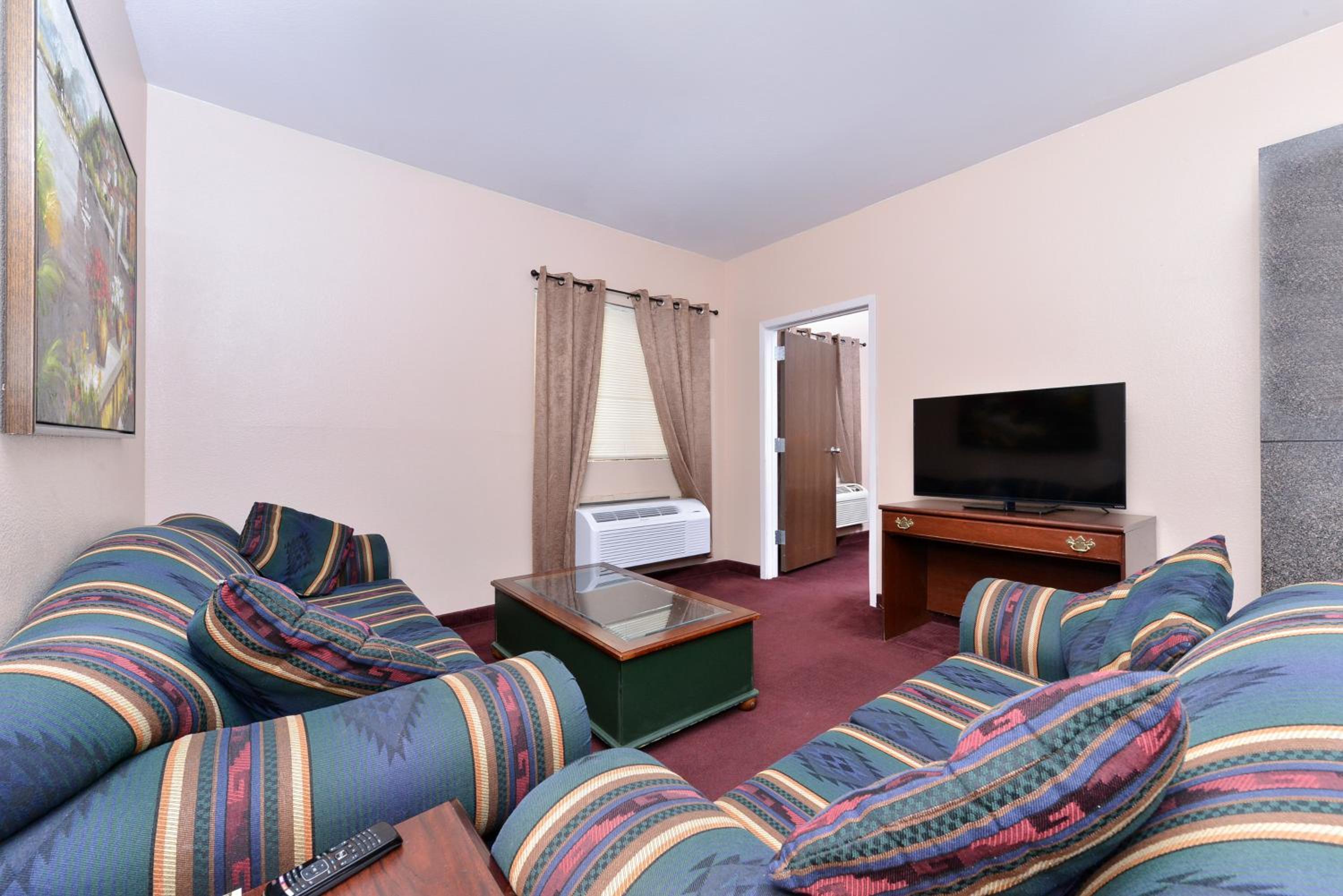 King Suite - Non-Smoking photo 3