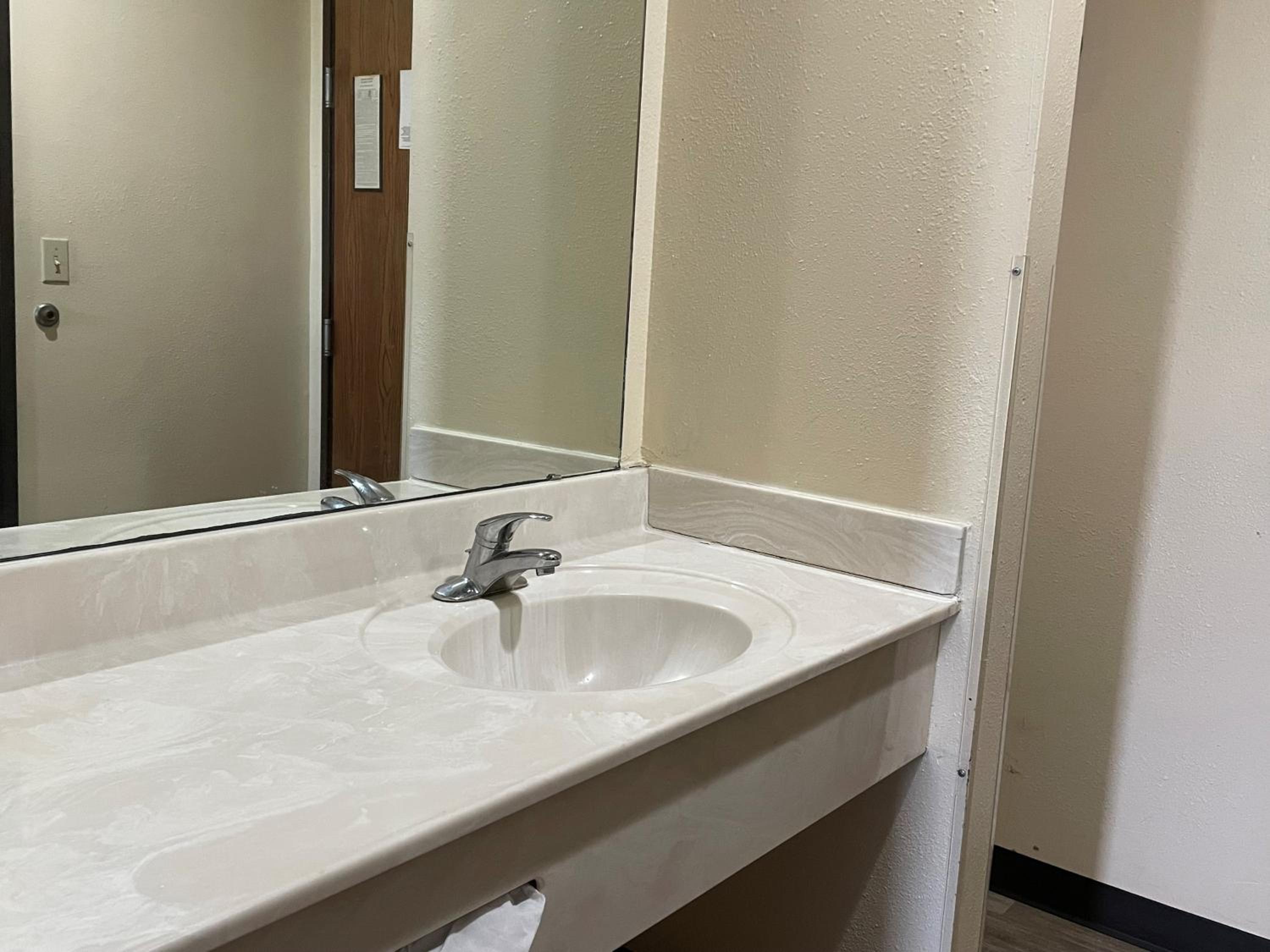 King Room - Non-Smoking - Photo 2
