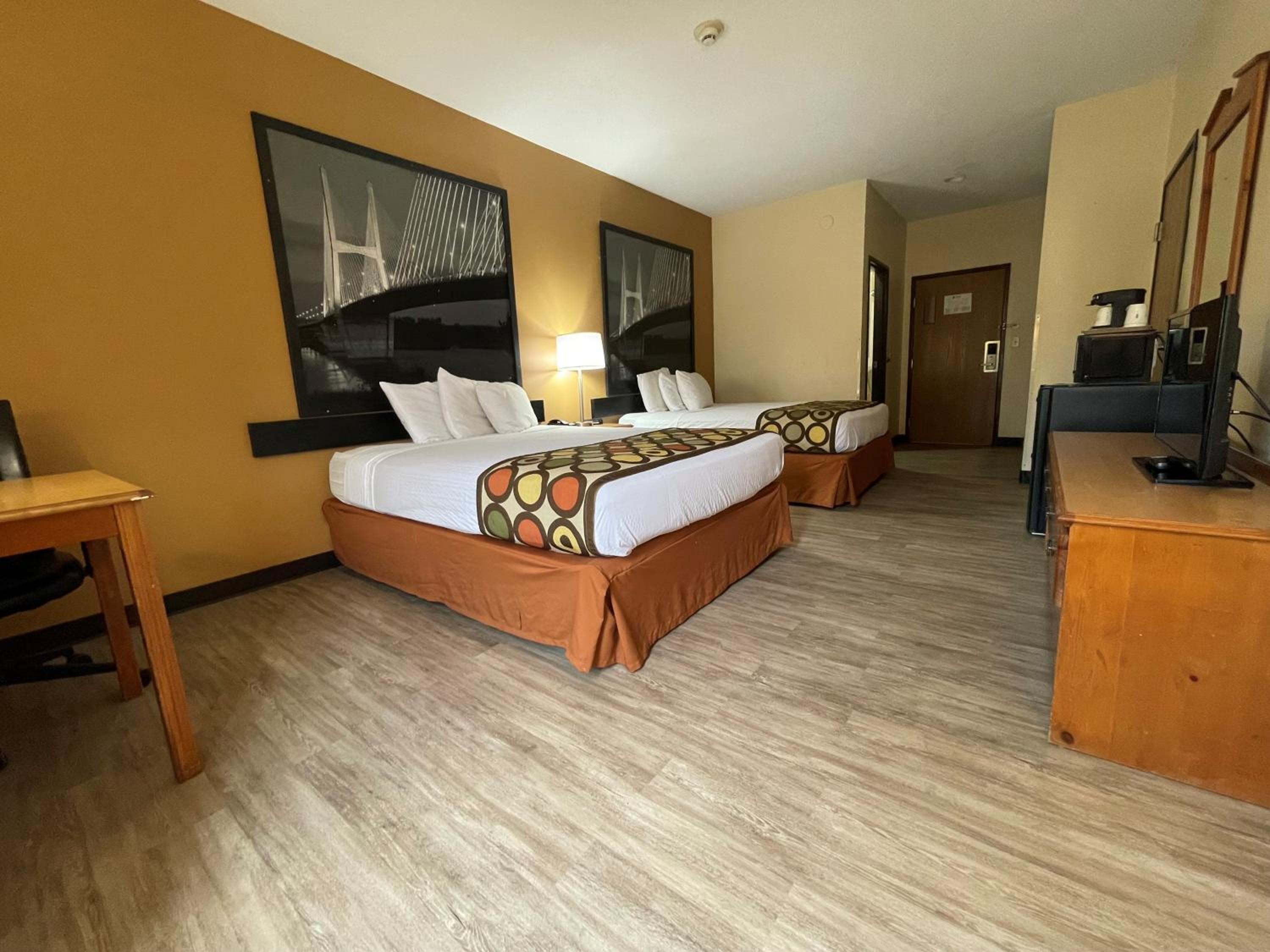 Queen Room with Two Queen Beds - Non-Smoking - Photo 4