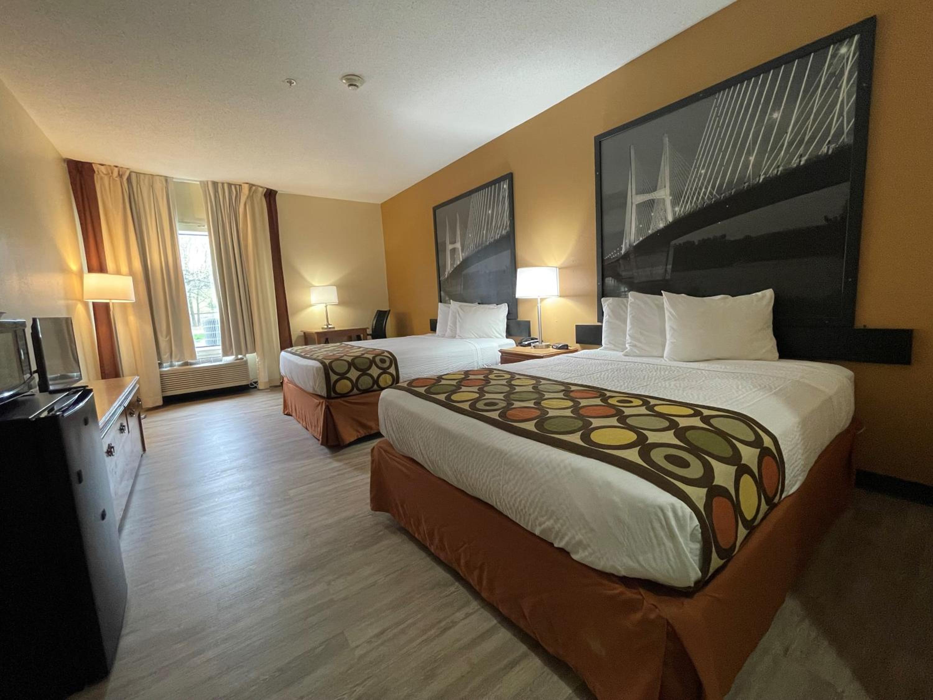 Queen Room with Two Queen Beds - Non-Smoking - Photo 1