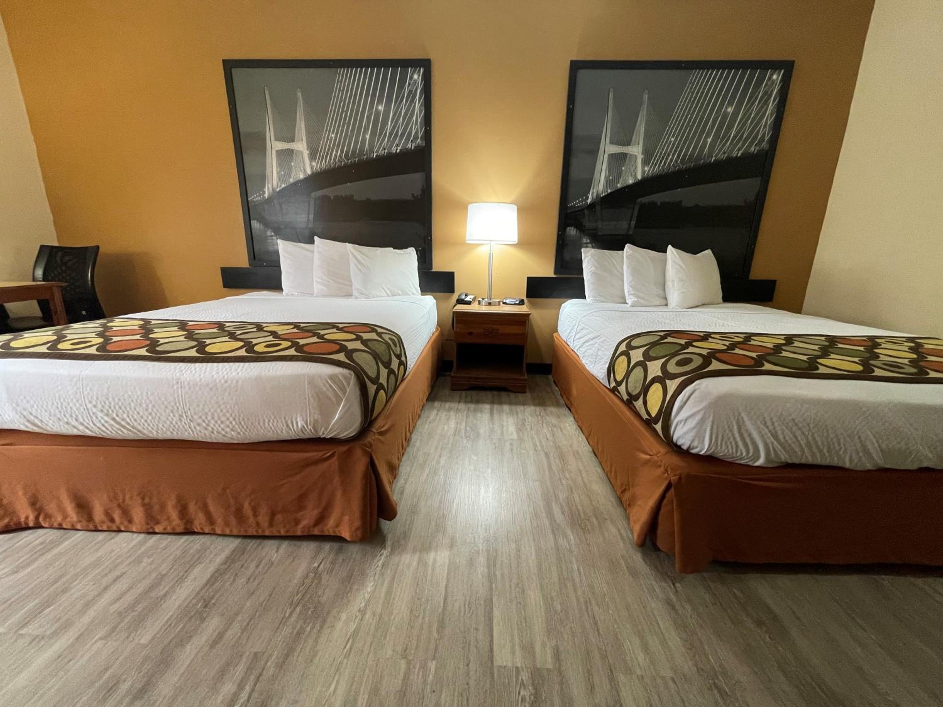 Queen Room with Two Queen Beds - Non-Smoking - Photo 3