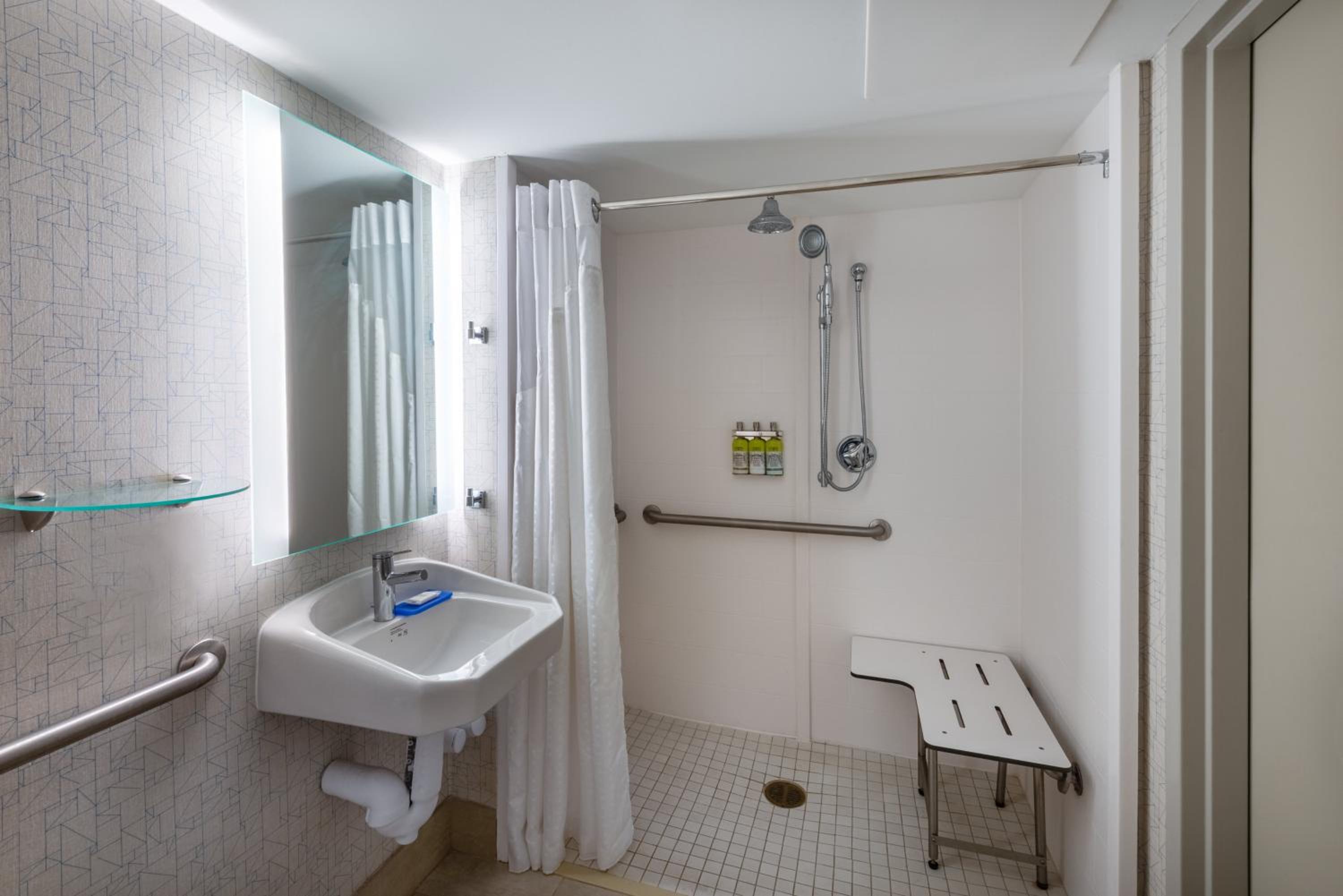 Standard King Room with Roll-in Shower - Mobility Accessible - Photo 4