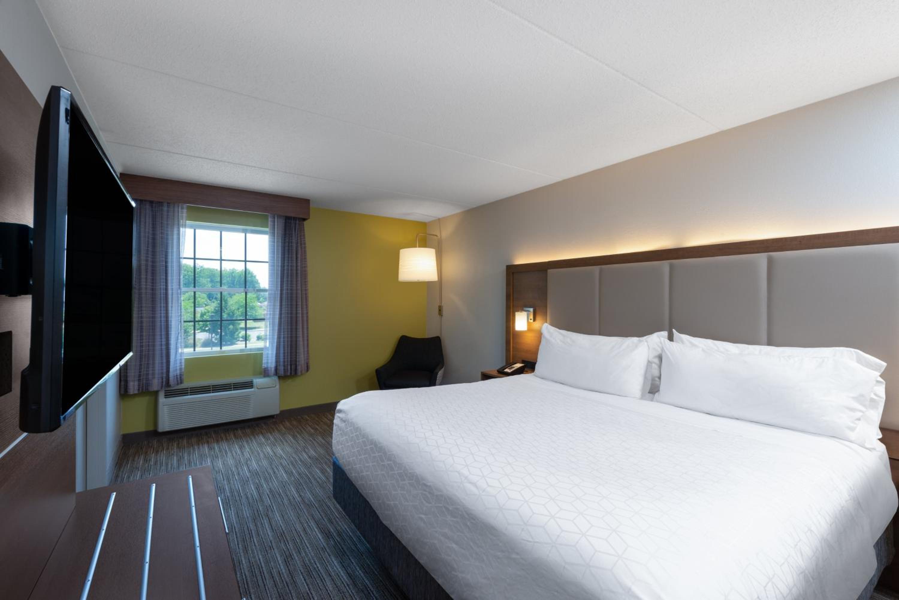 Standard King Room at Holiday Inn Express State College at Williamsburg Square by IHG in State College