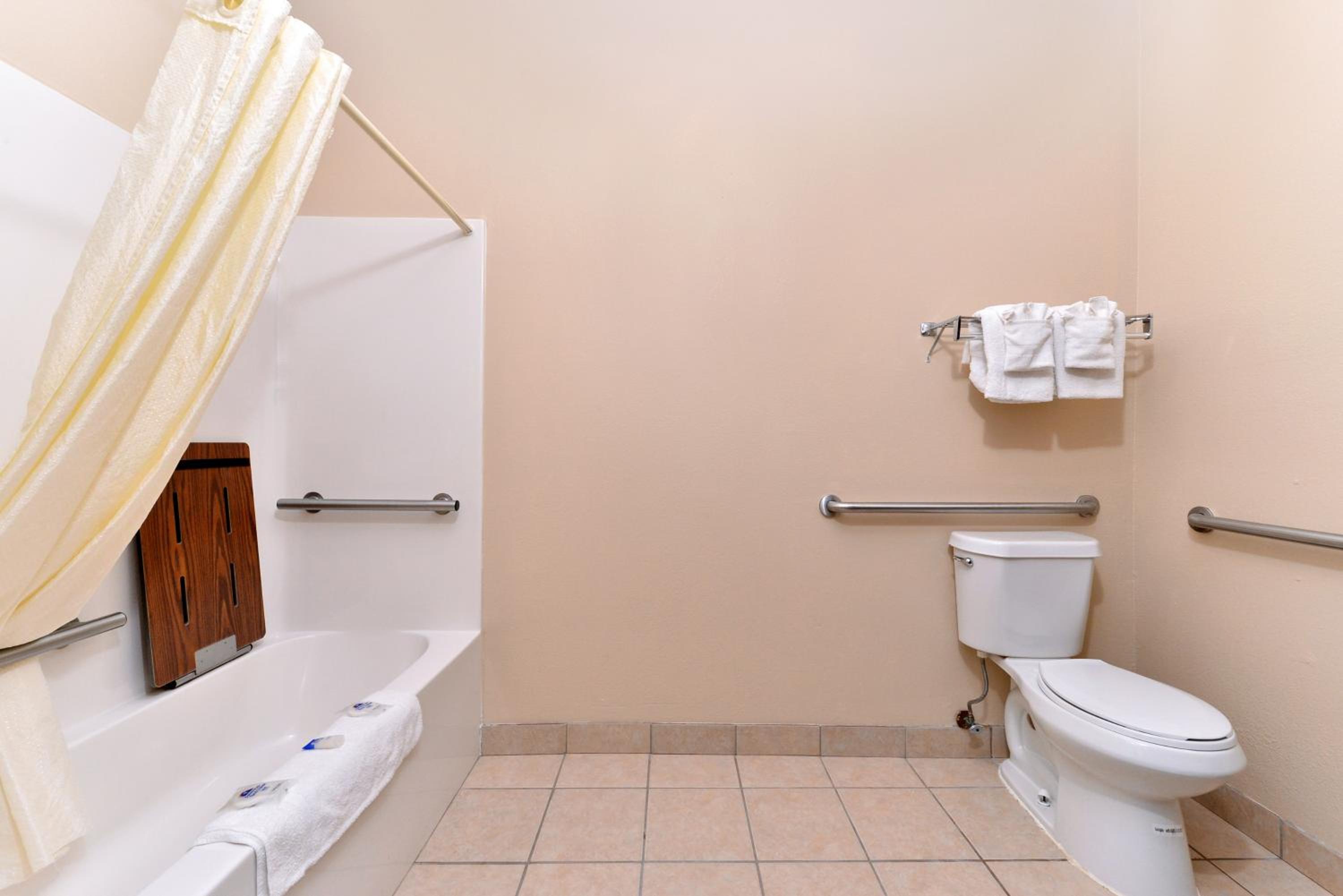 Queen Room - Disability Access/Non-Smoking photo 3