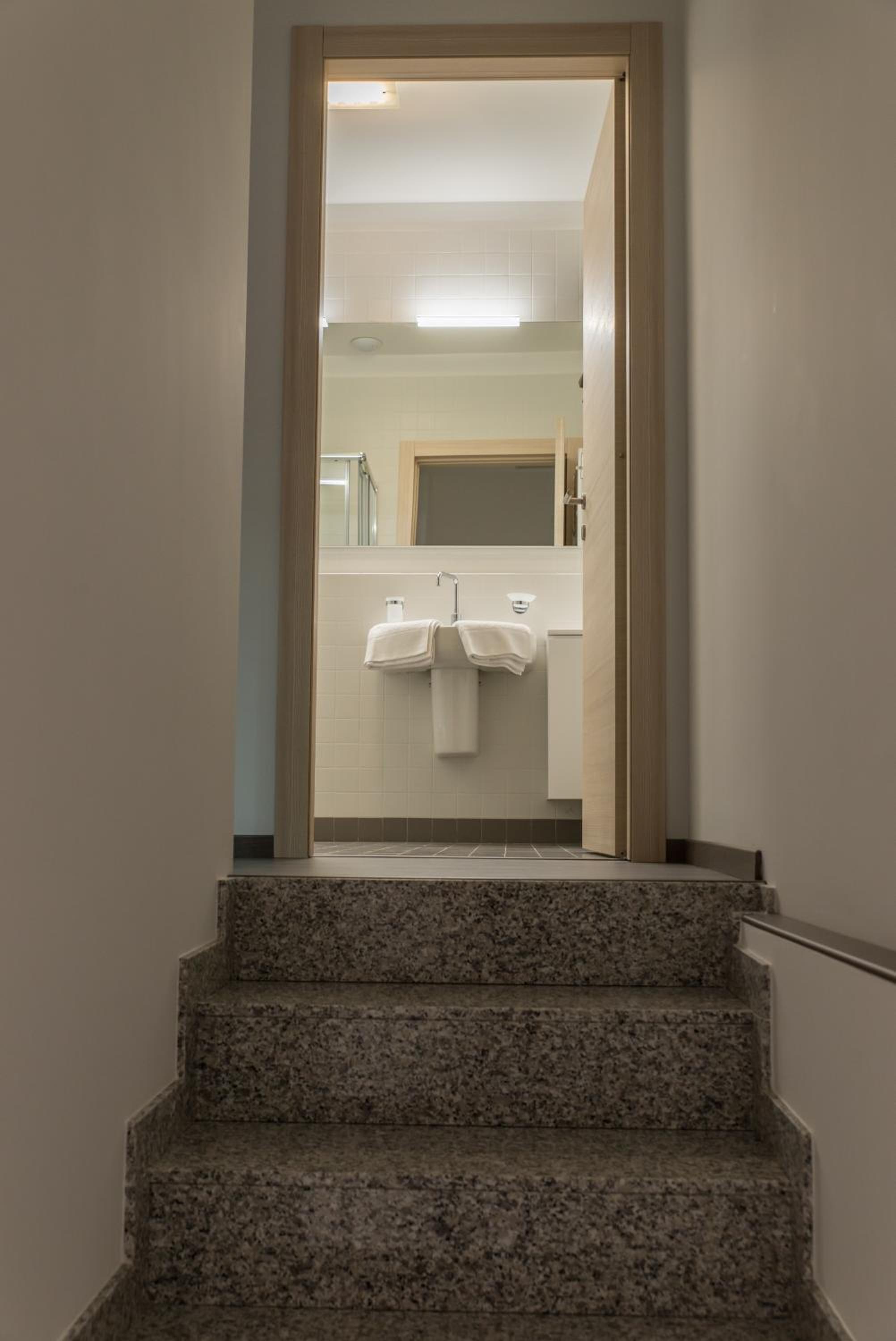 One-Bedroom Apartment with Balcony - Split Level photo 3