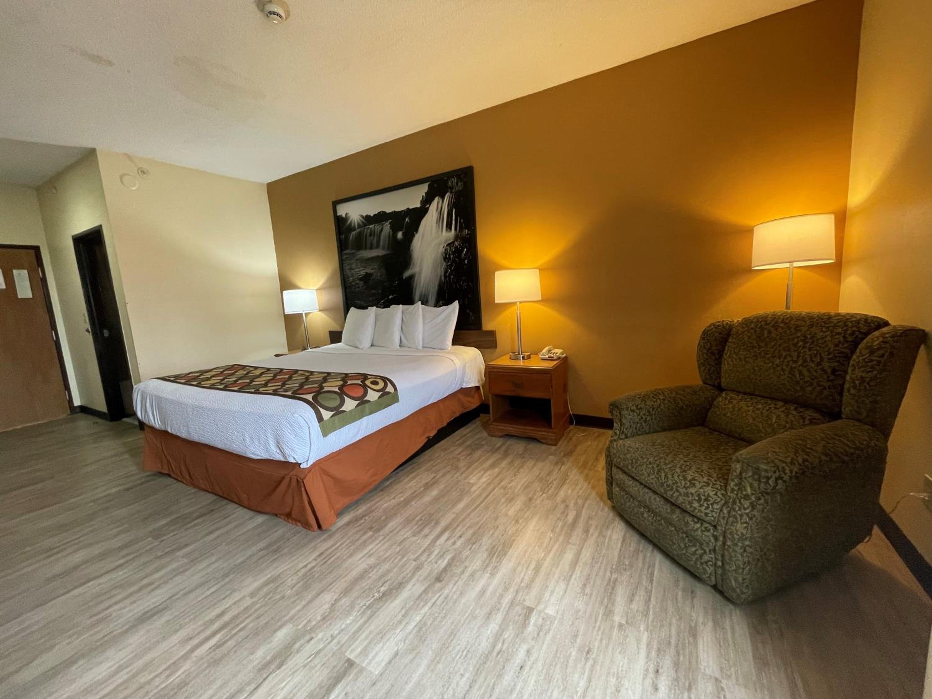 King Room - Non-Smoking - Photo 3