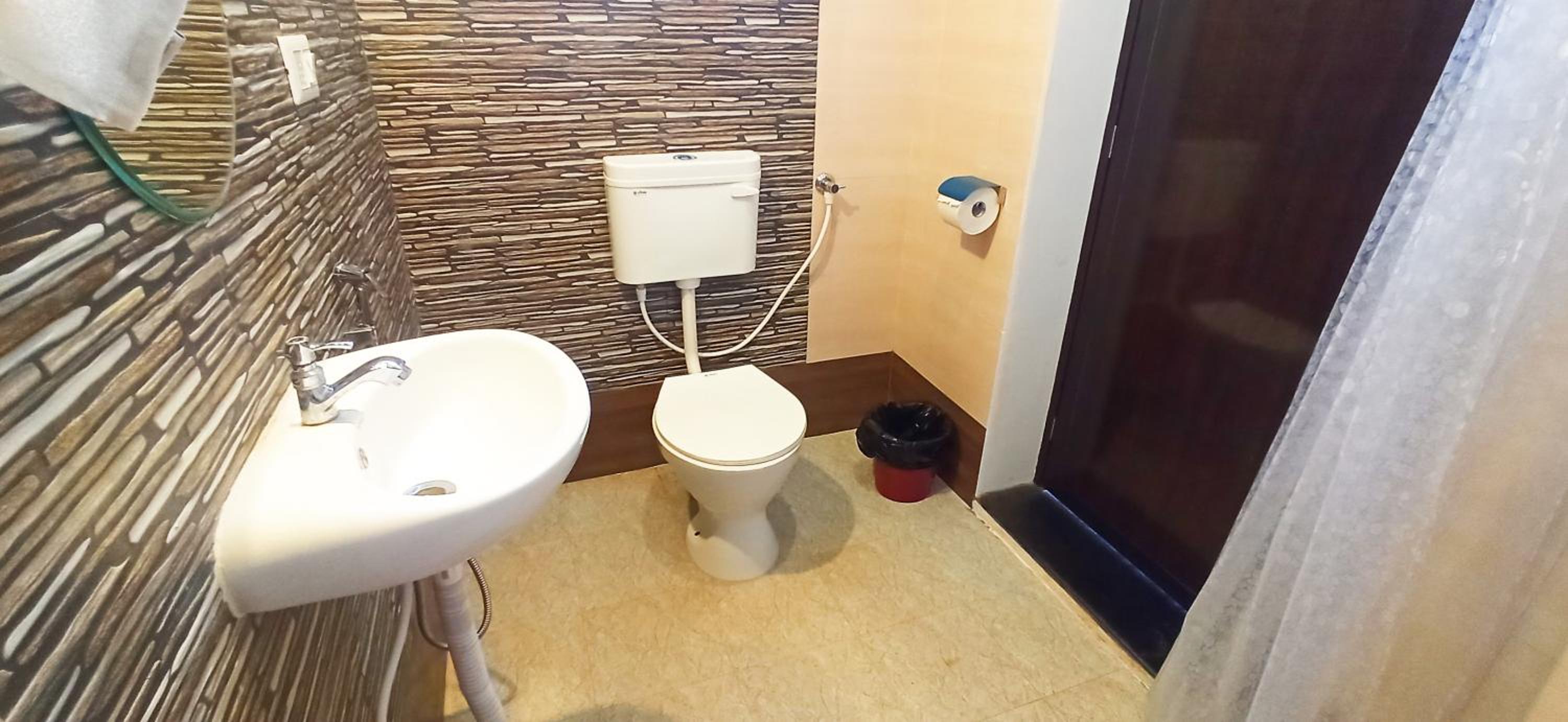 Deluxe Double Room with Balcony - Photo 6