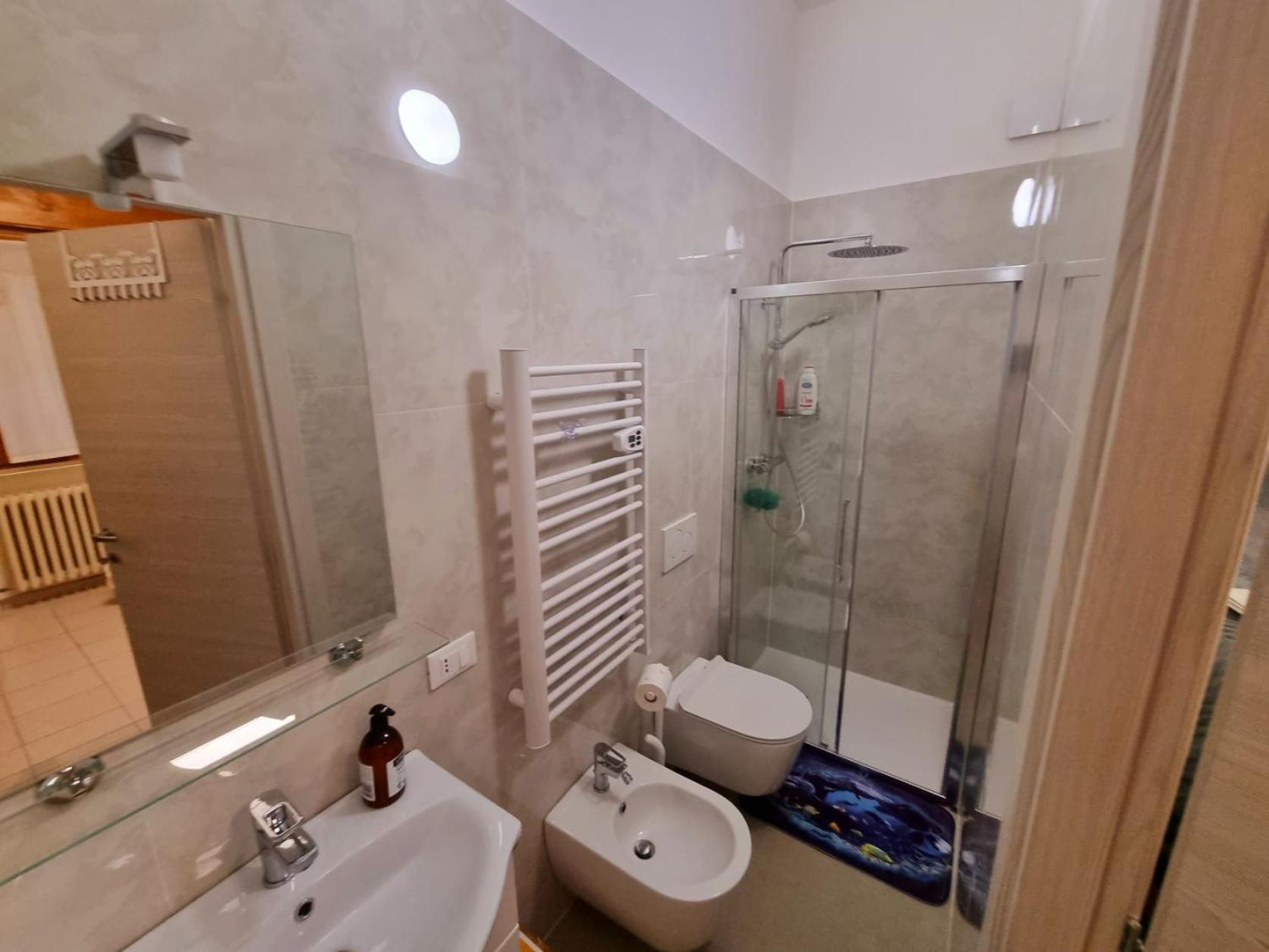 Double Room with Private Bathroom - Photo 3
