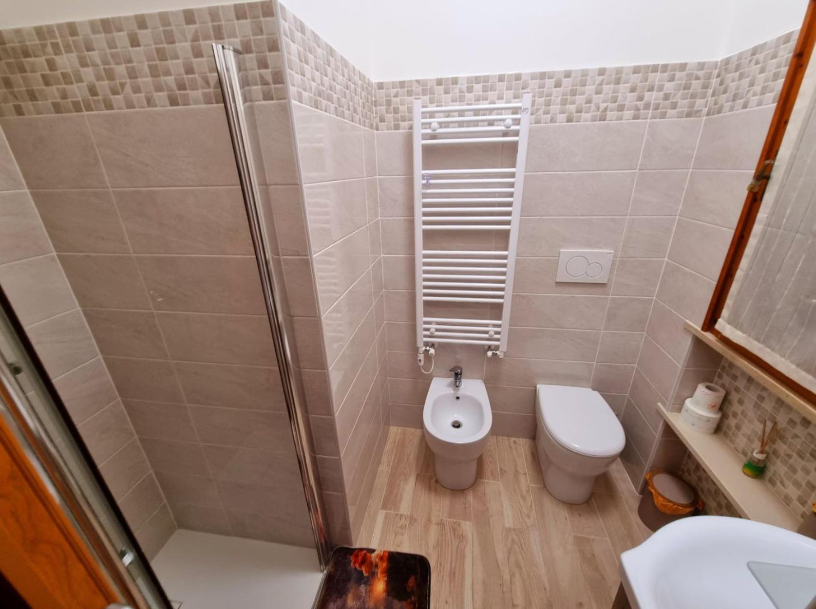 Quadruple Room with Private Bathroom - Photo 6