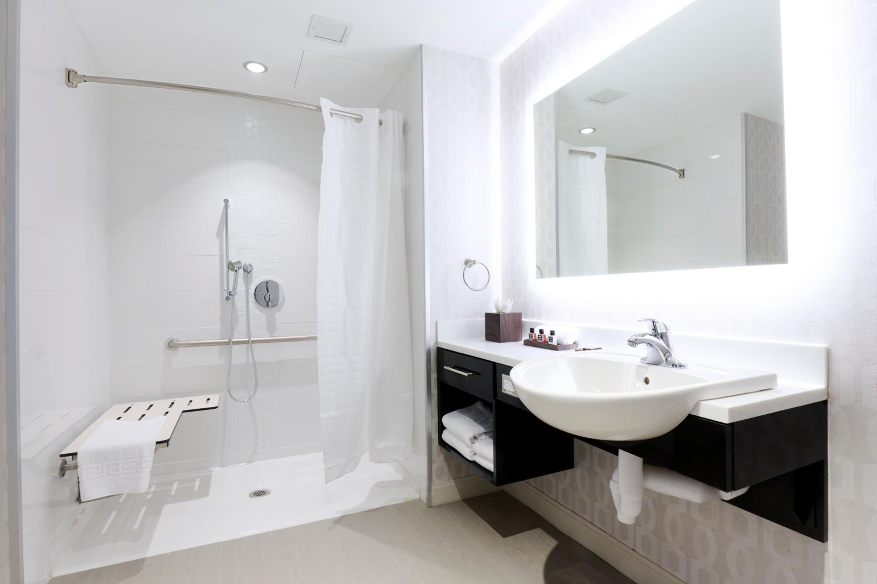 Accessible King Room - Photo 2