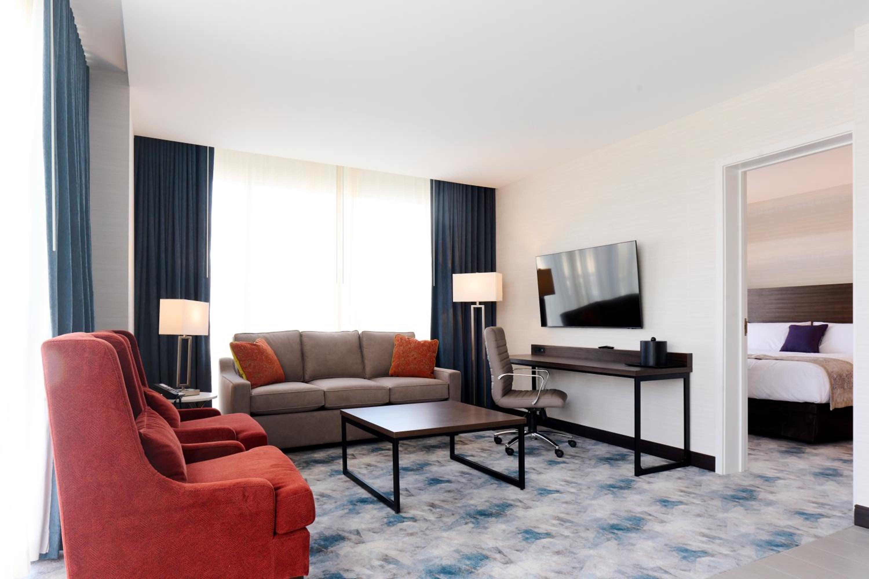 Corner King Suite - Photo 2