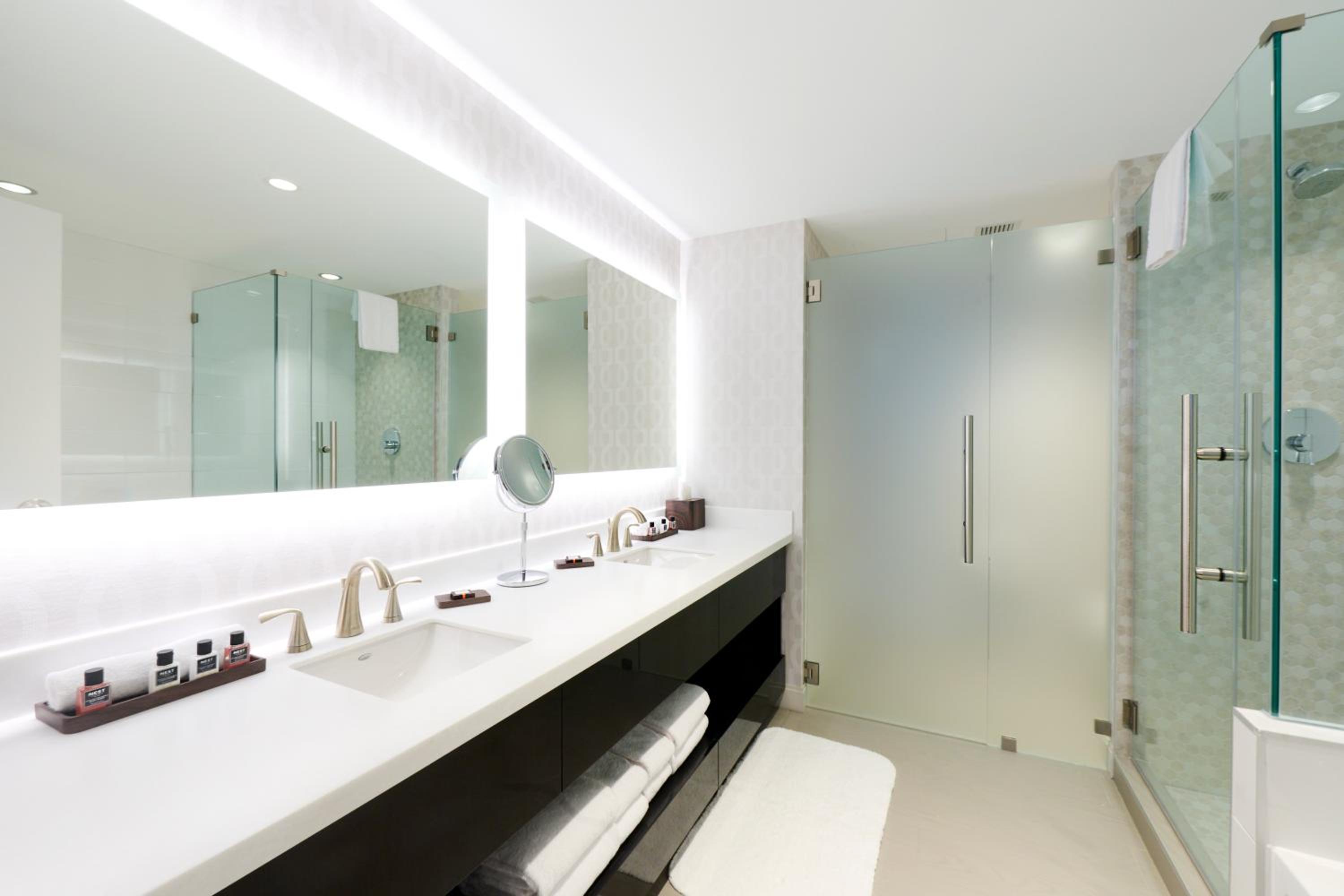 Corner King Suite - Photo 3