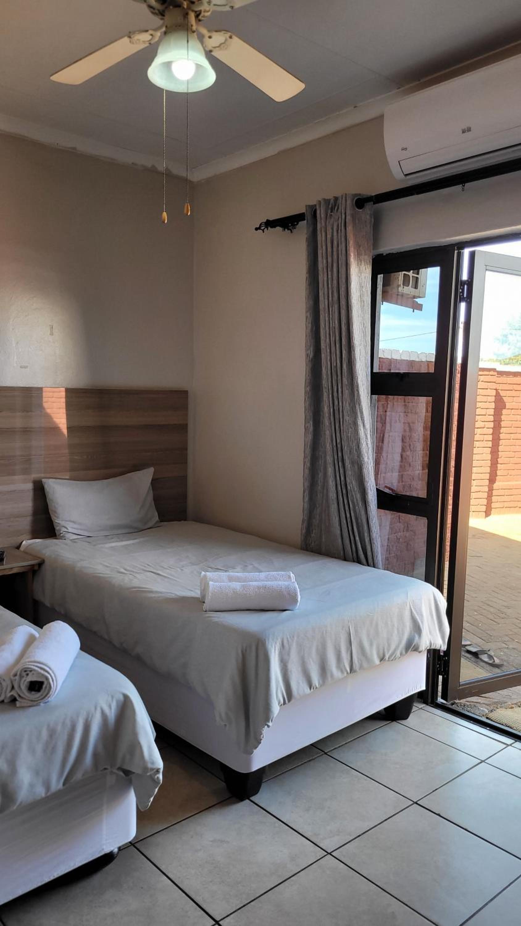 Twin Room - Photo 12
