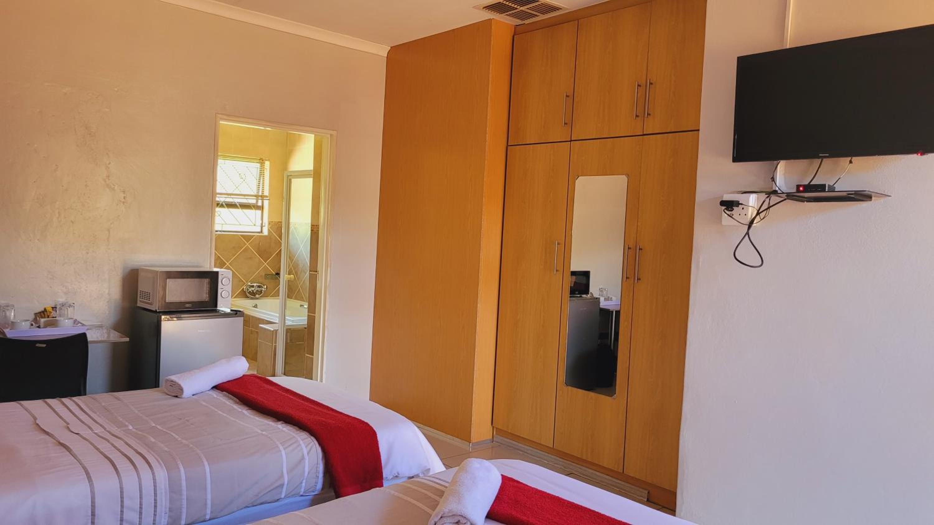 Twin Room - Photo 2