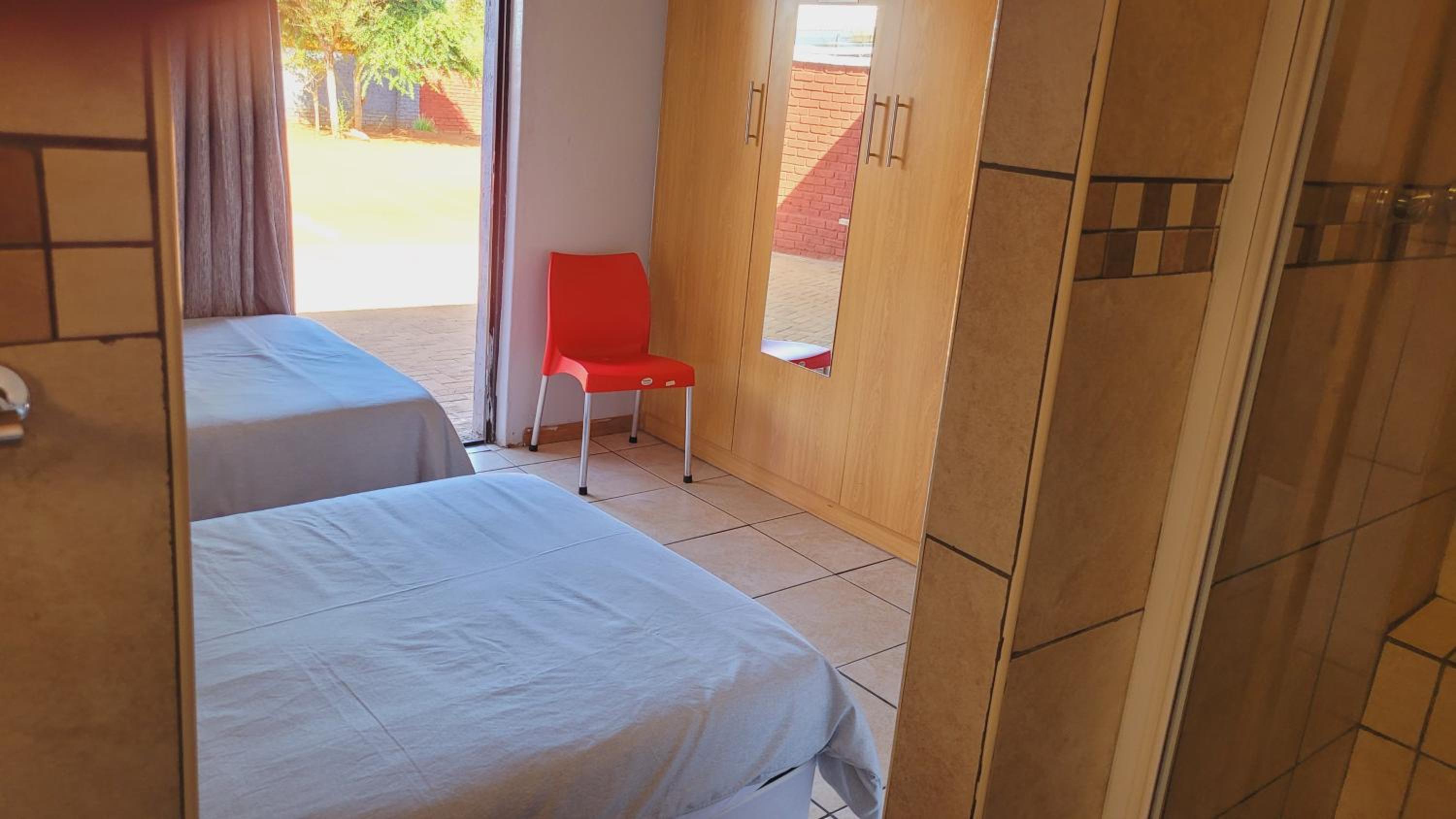Twin Room - Photo 3