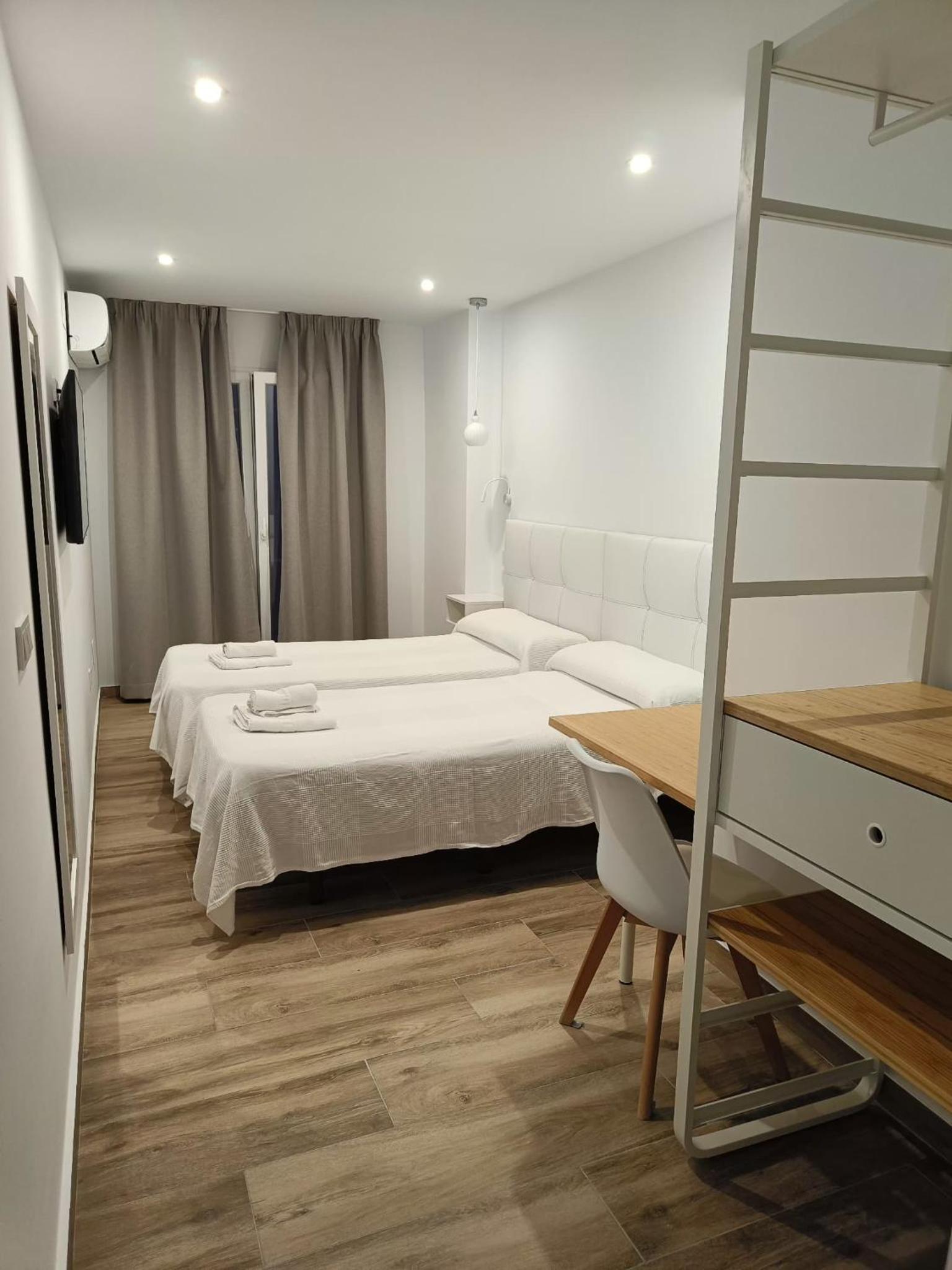 Twin Room - Photo 10