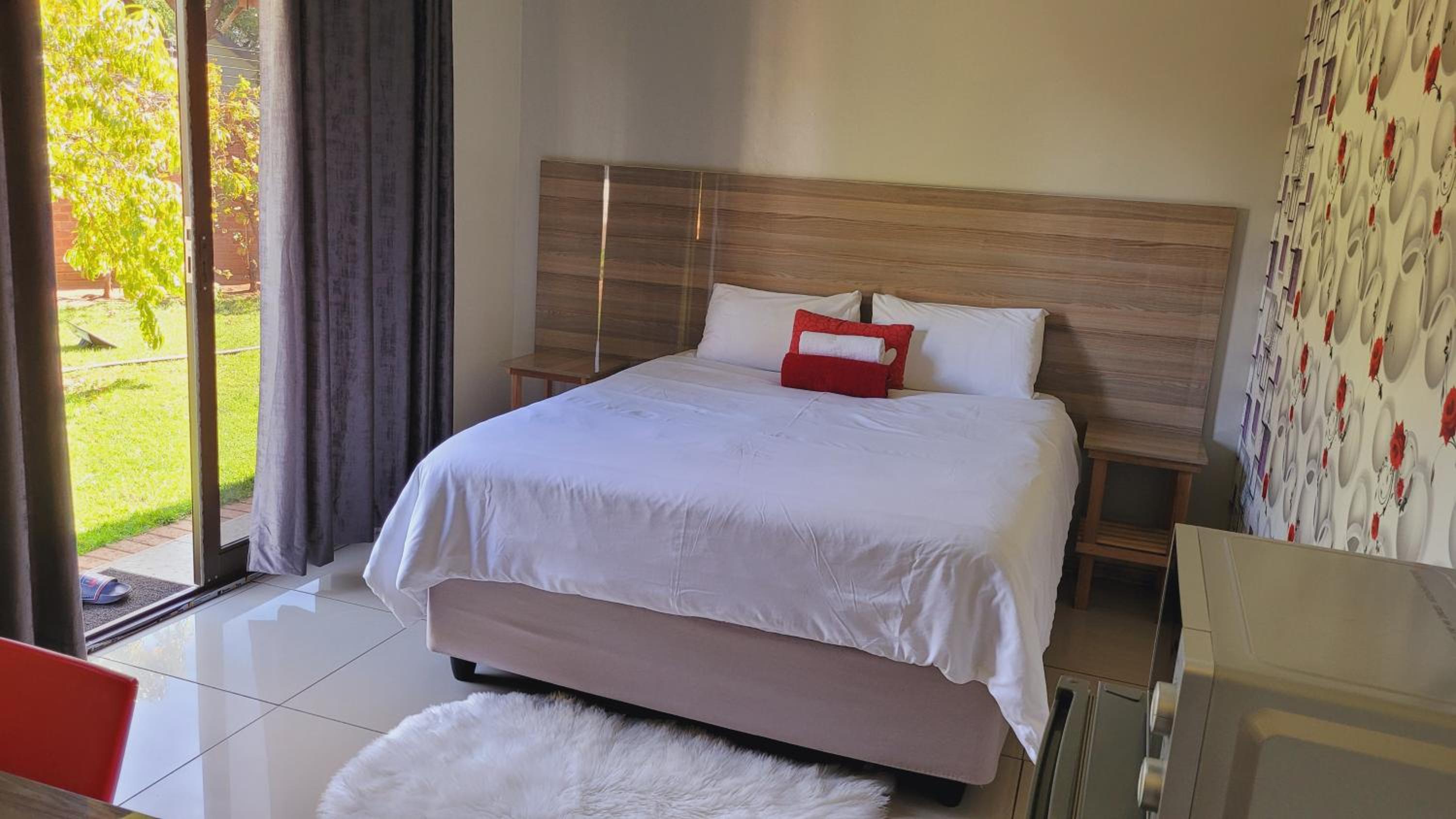 Queen Room - Photo 16