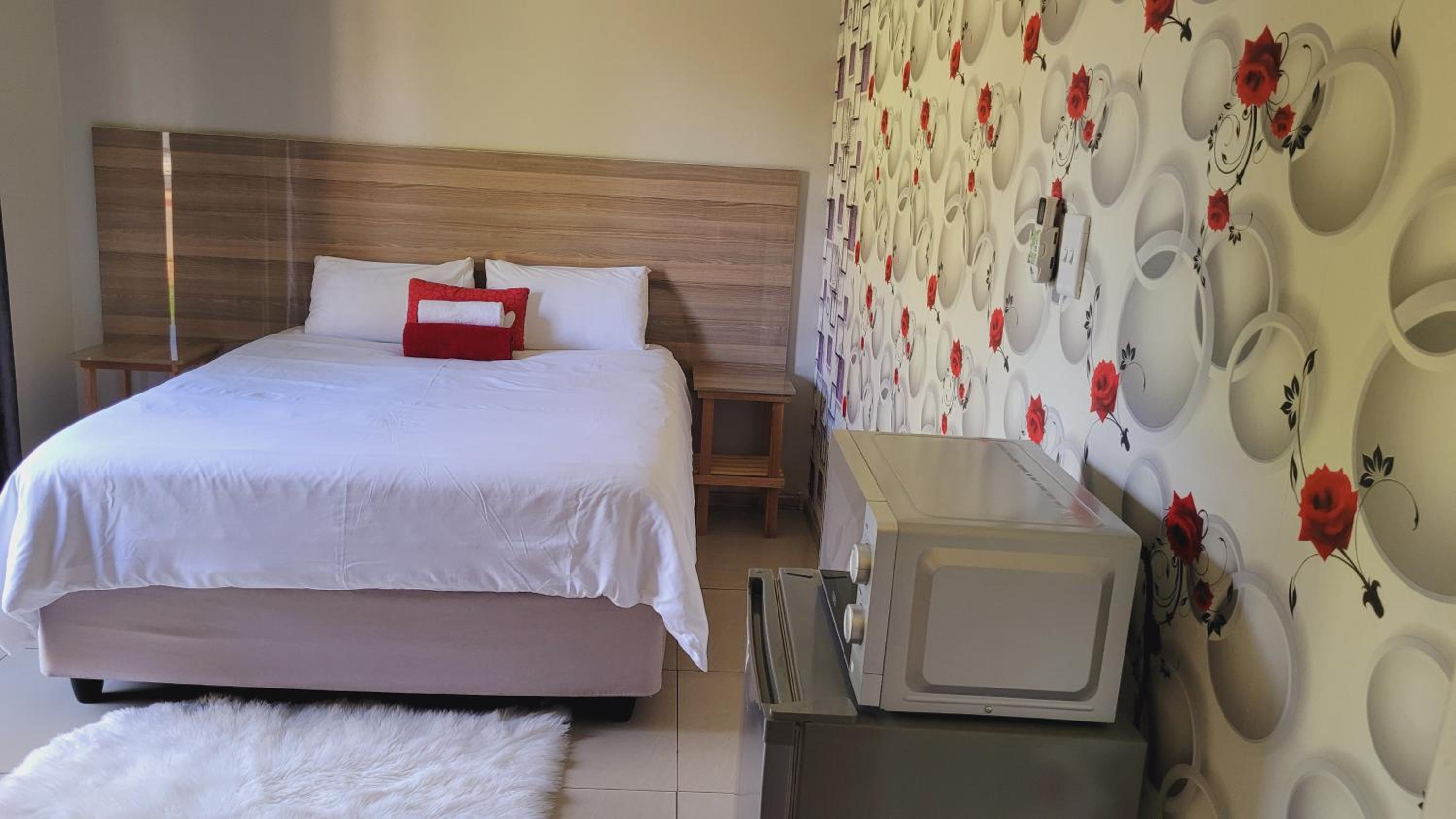 Queen Room - Photo 17