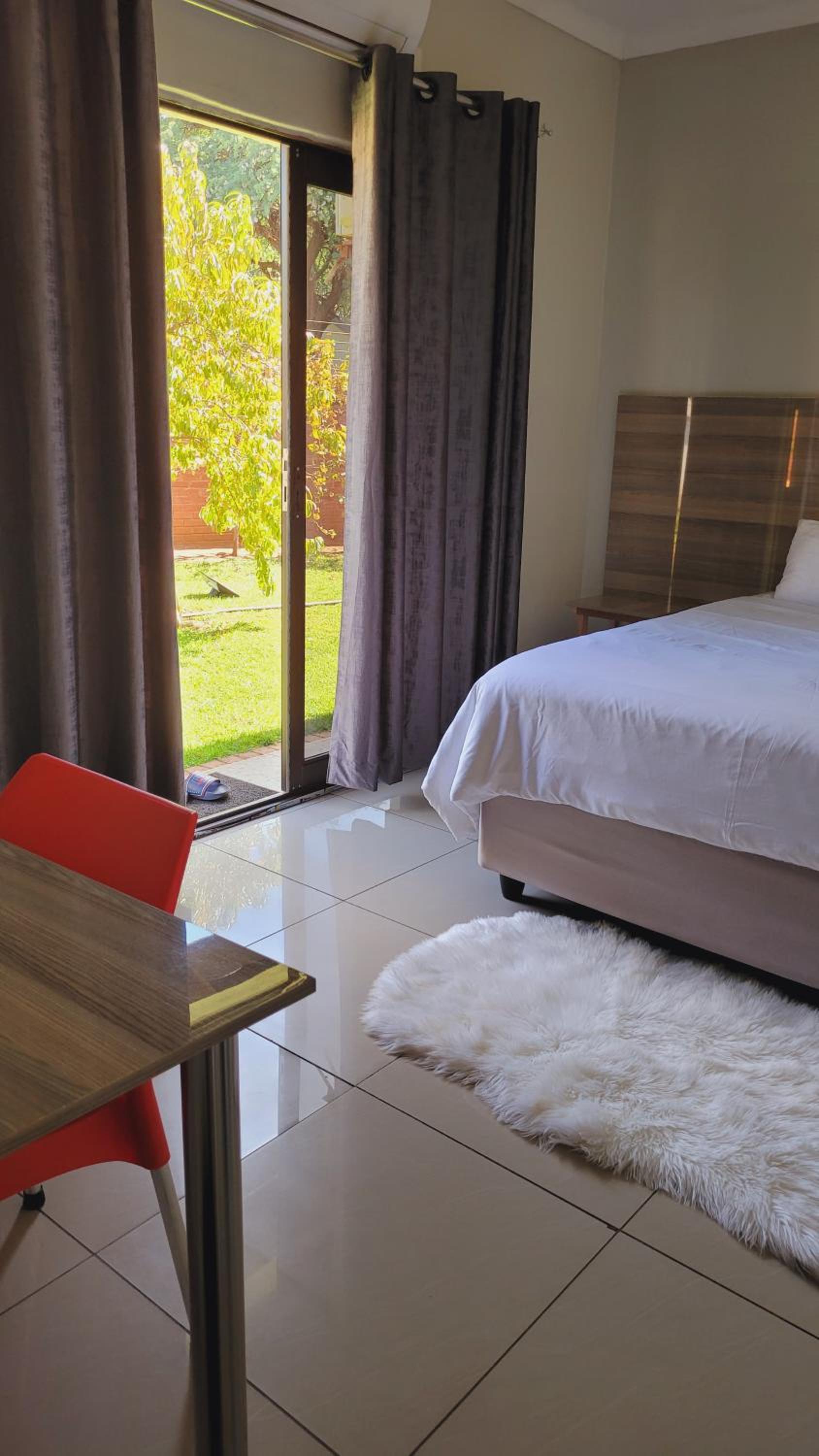 Queen Room - Photo 21