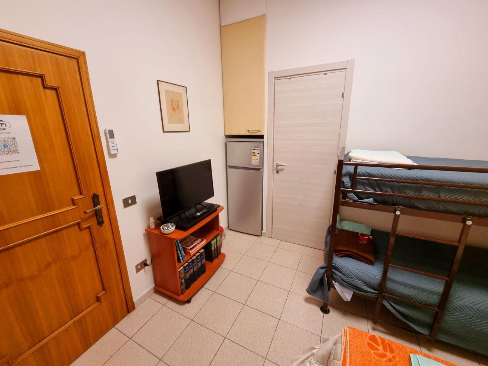 Double Room with Private Bathroom - Photo 2
