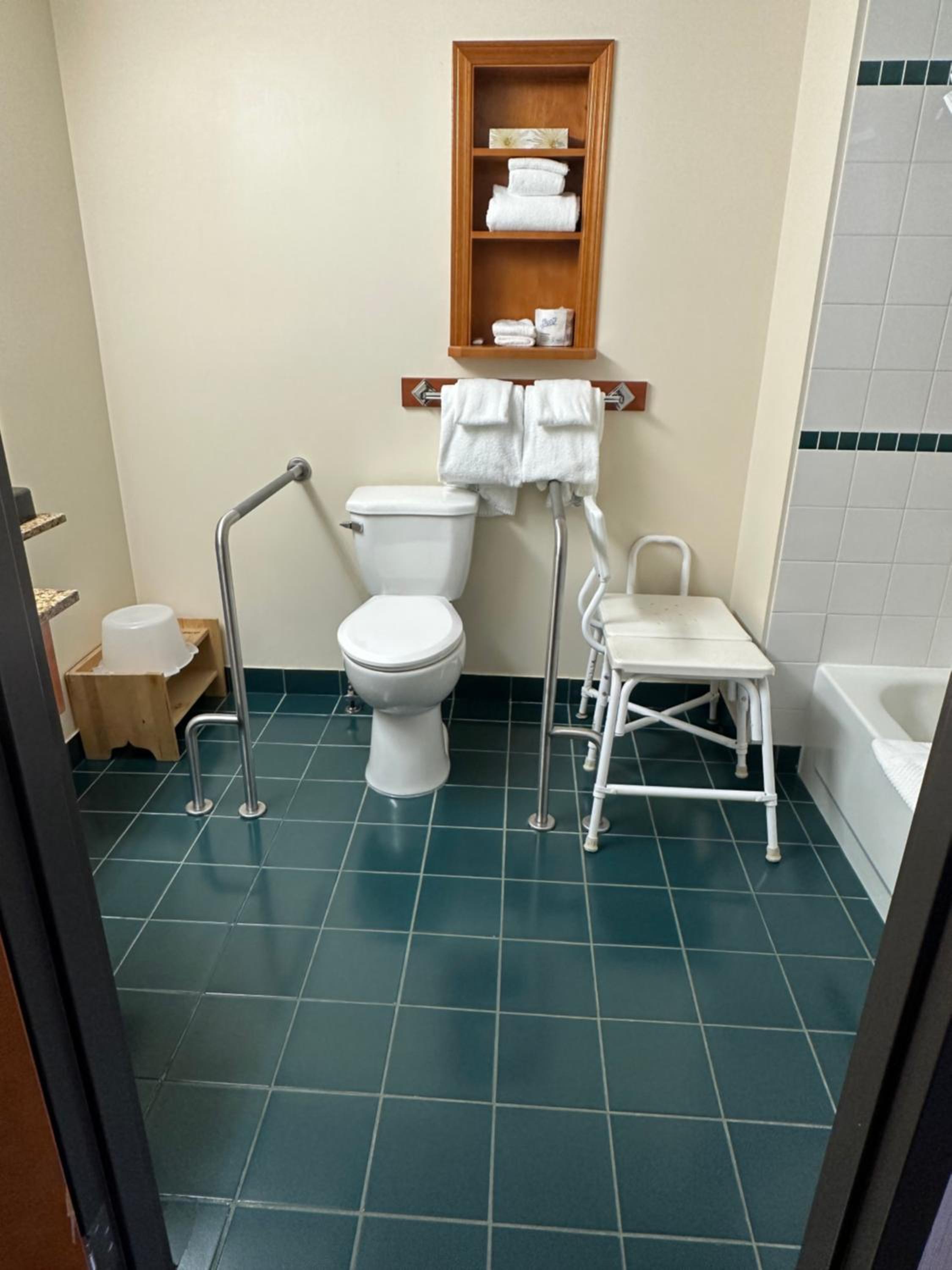 Queen Room - Disability Access - Photo 8