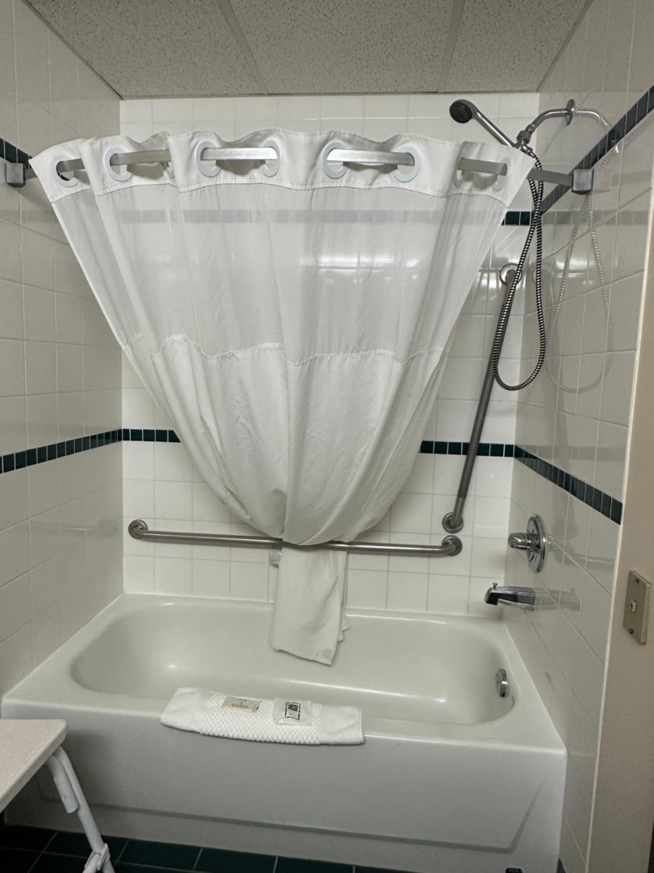 Queen Room - Disability Access - Photo 9