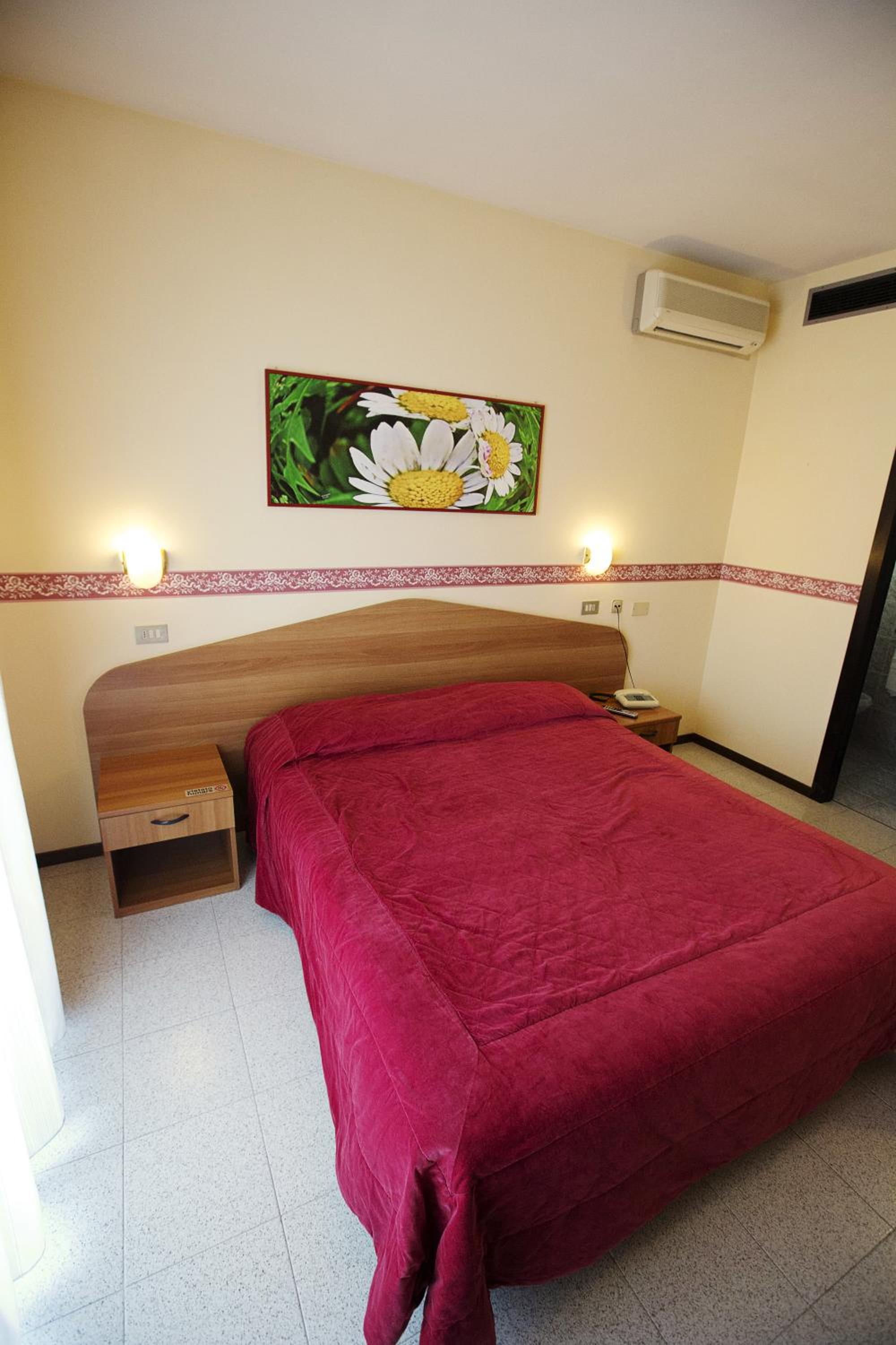 Double Room - Photo 5