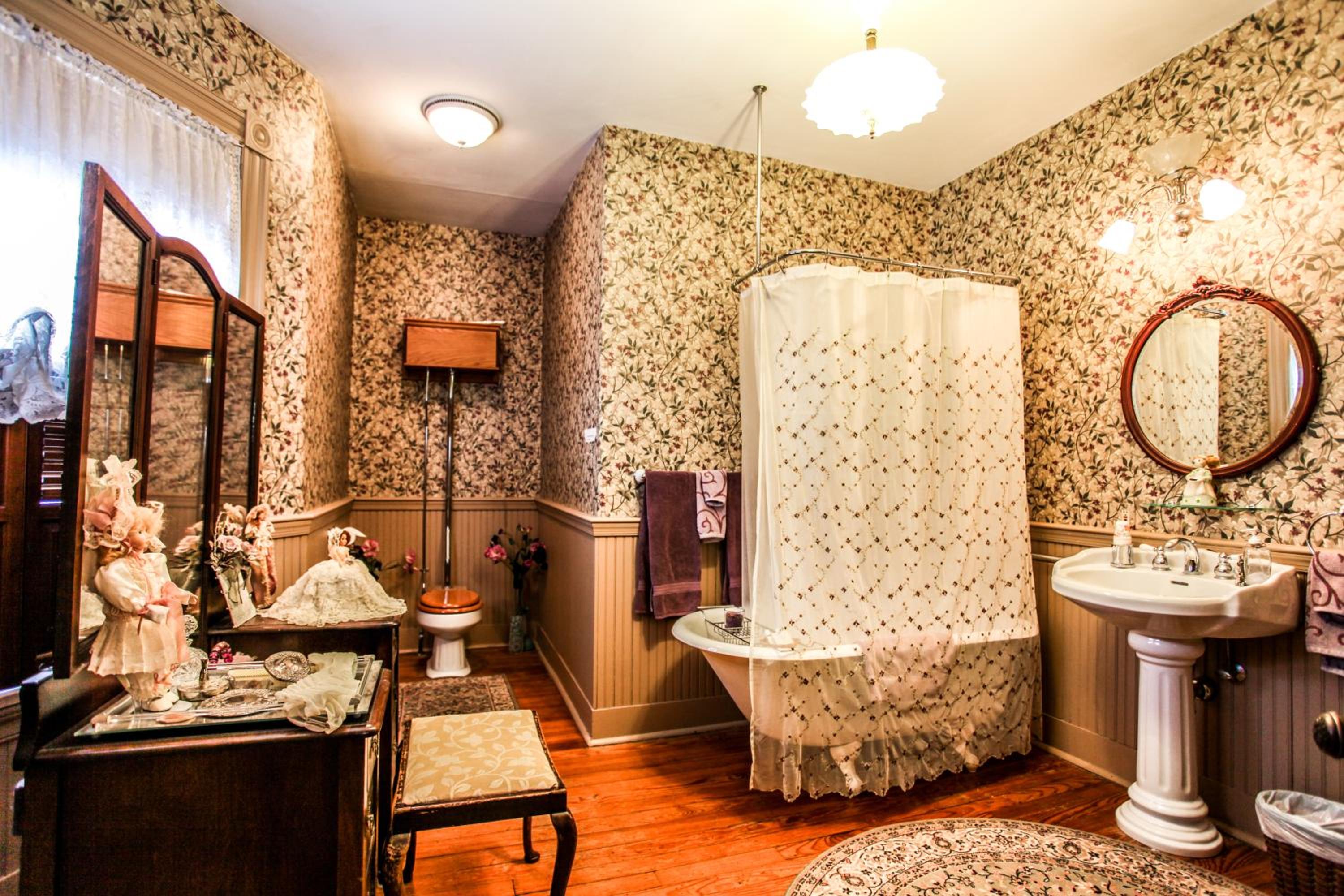 Deluxe King Room with Tub or Shower photo 2