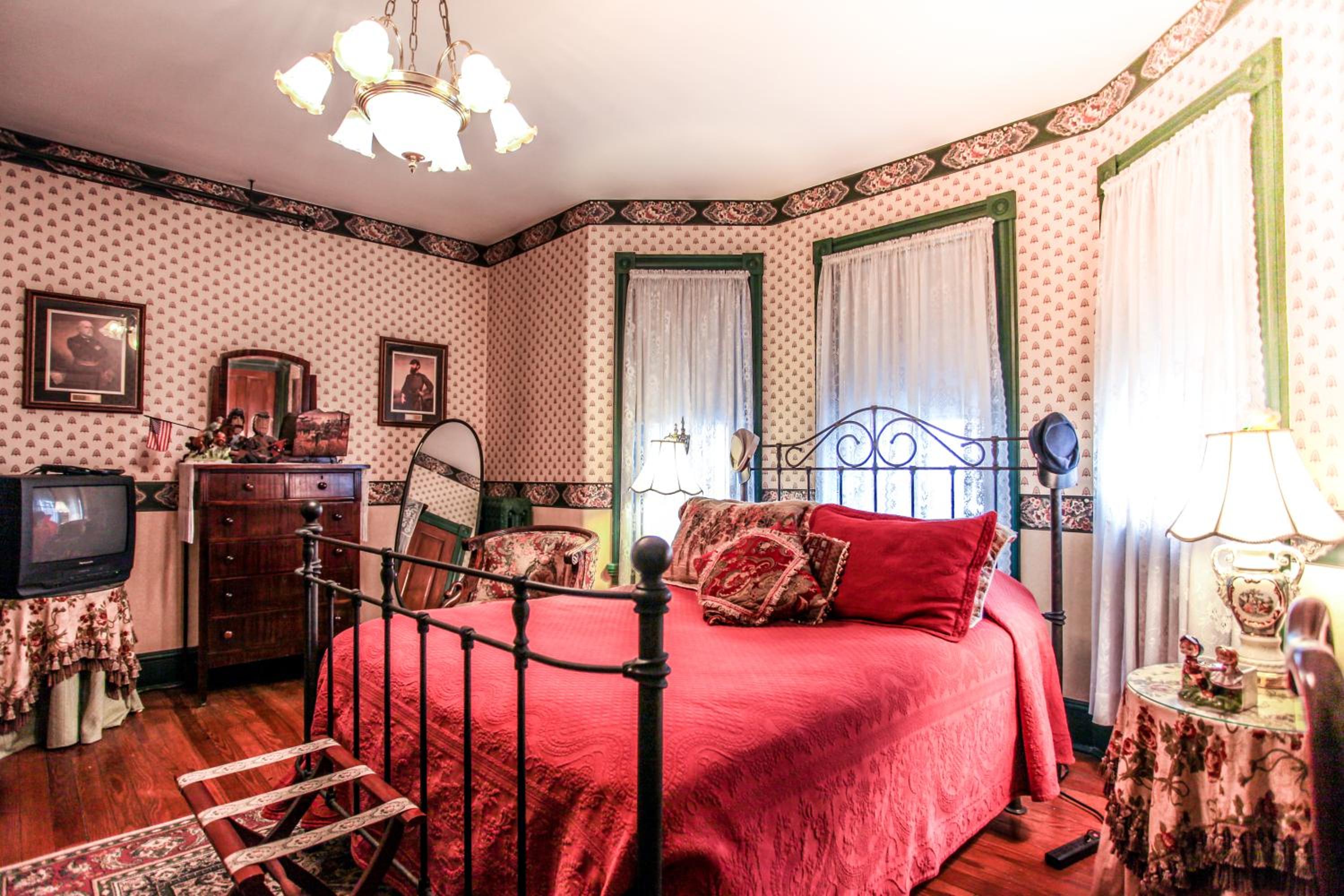 Deluxe Queen Room with Tub or Shower