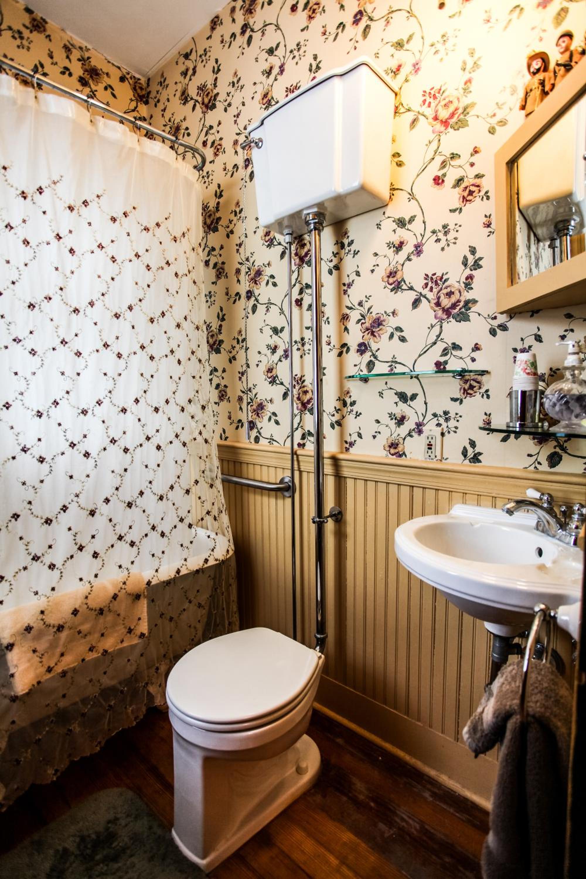 Deluxe Queen Room with Tub or Shower photo 2