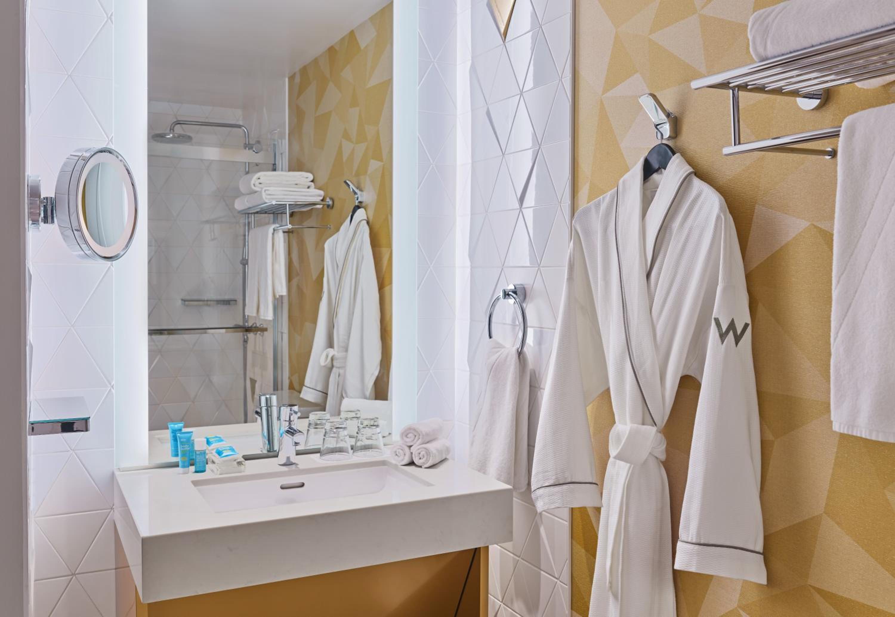 Deluxe Double Room with Two Double Beds - Mid Floor - Photo 4