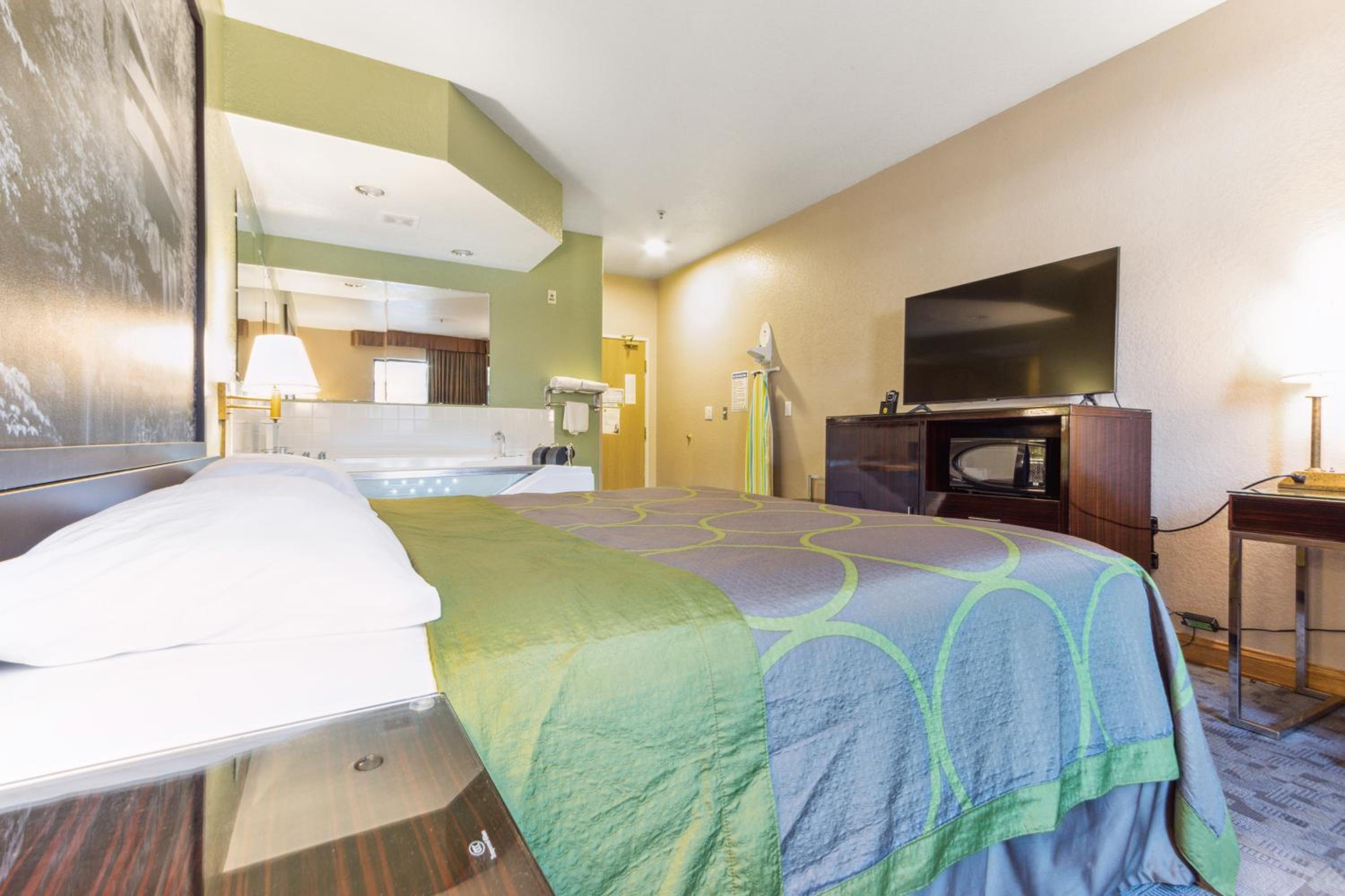 King Suite with Jetted Tub - Non-Smoking - Photo 7