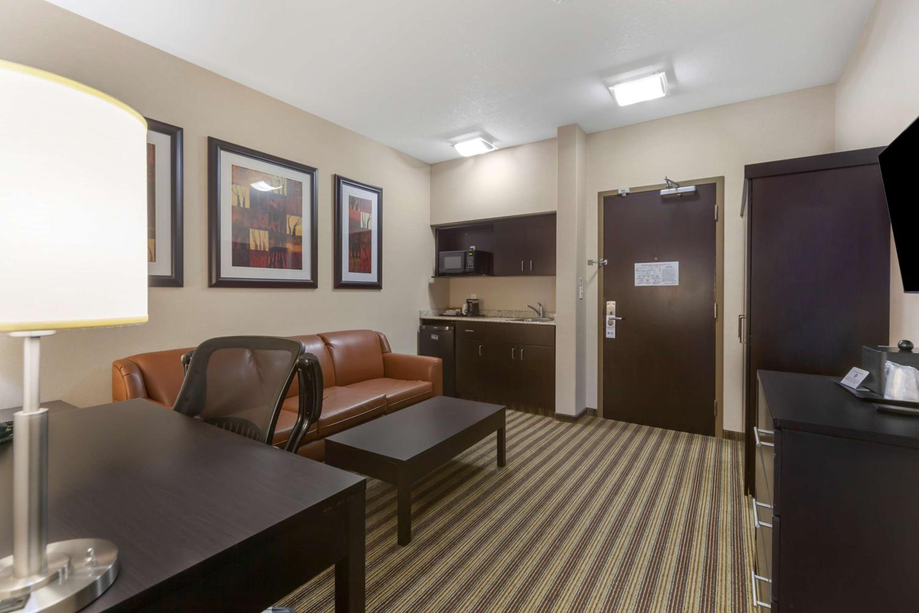 Executive King Suite with Sofa Bed - Non-smoking photo 2