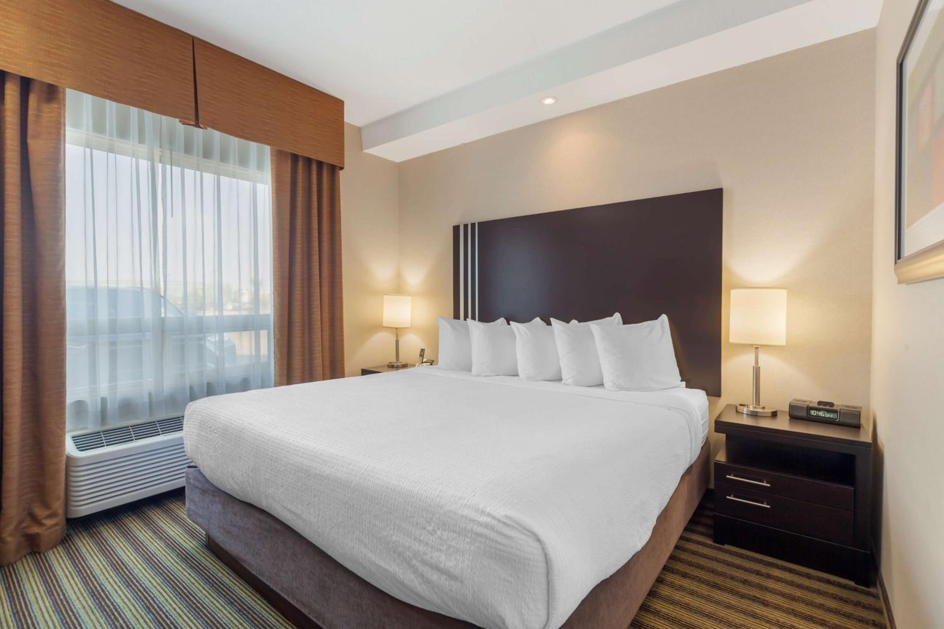Executive King Suite with Sofa Bed - Non-smoking photo 1