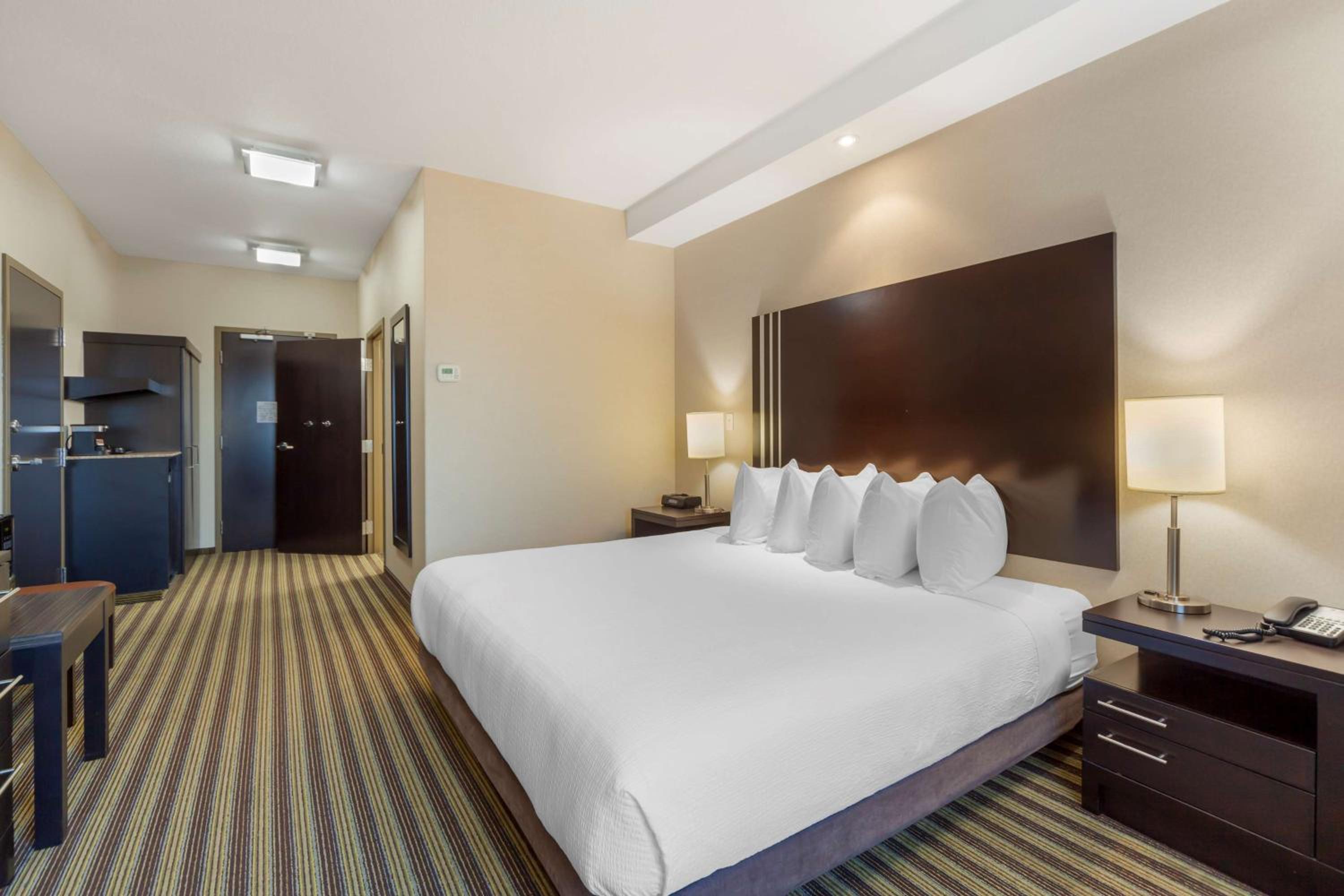 King Room with Roll-in-Shower - Disability Access/Non-Smoking photo 3