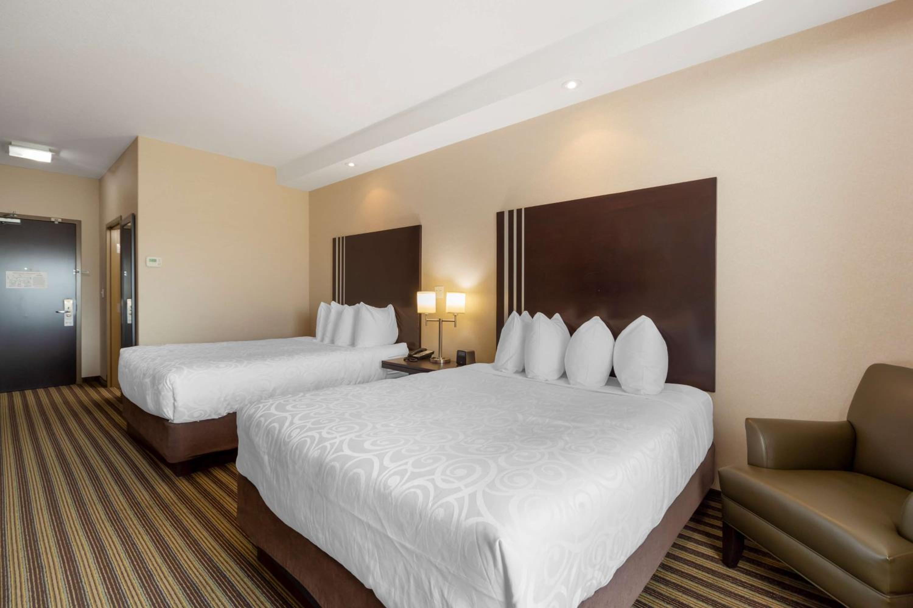 Queen Room with Two Queen Beds - Non-Smoking photo 1