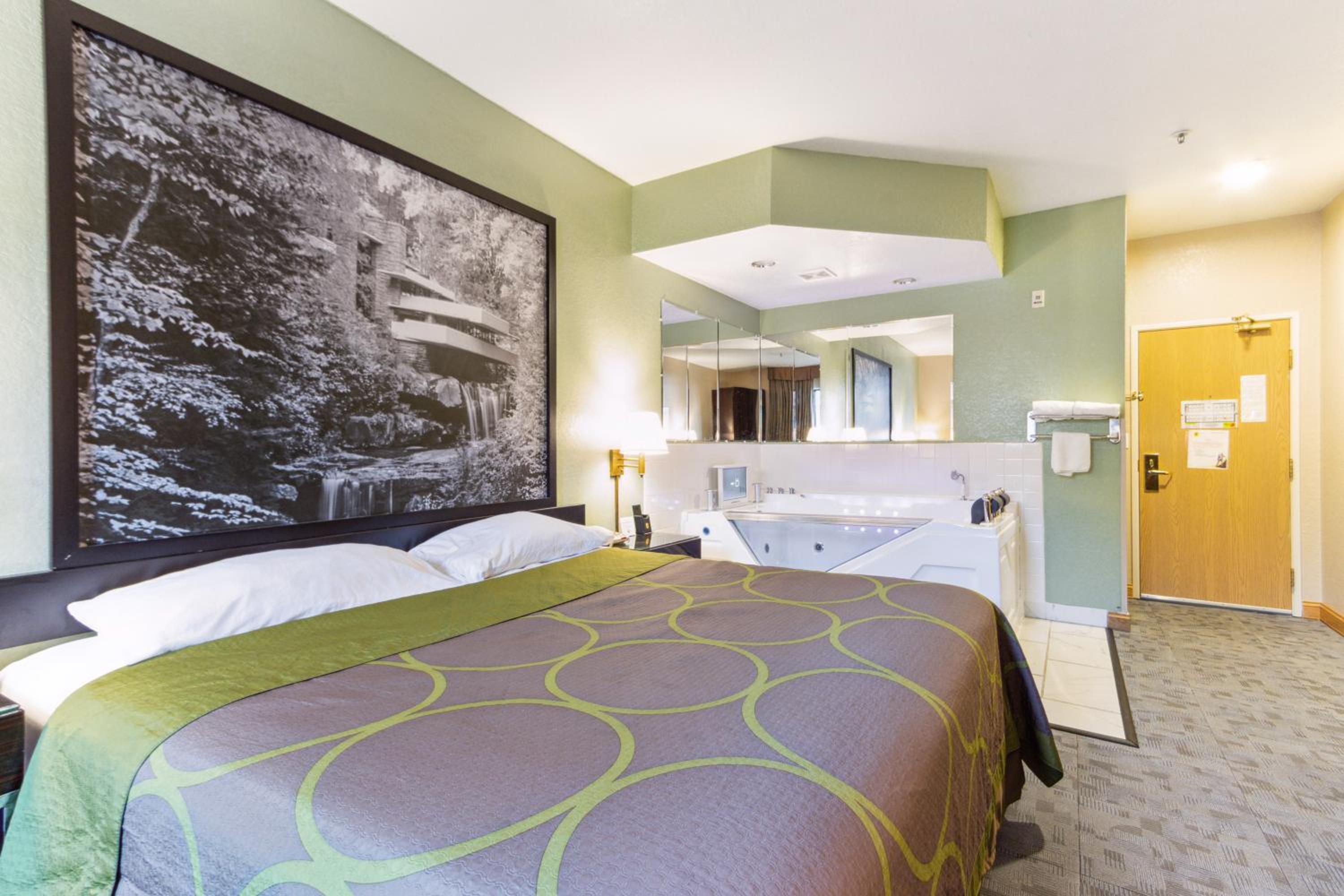 King Suite with Jetted Tub - Non-Smoking - Photo 2